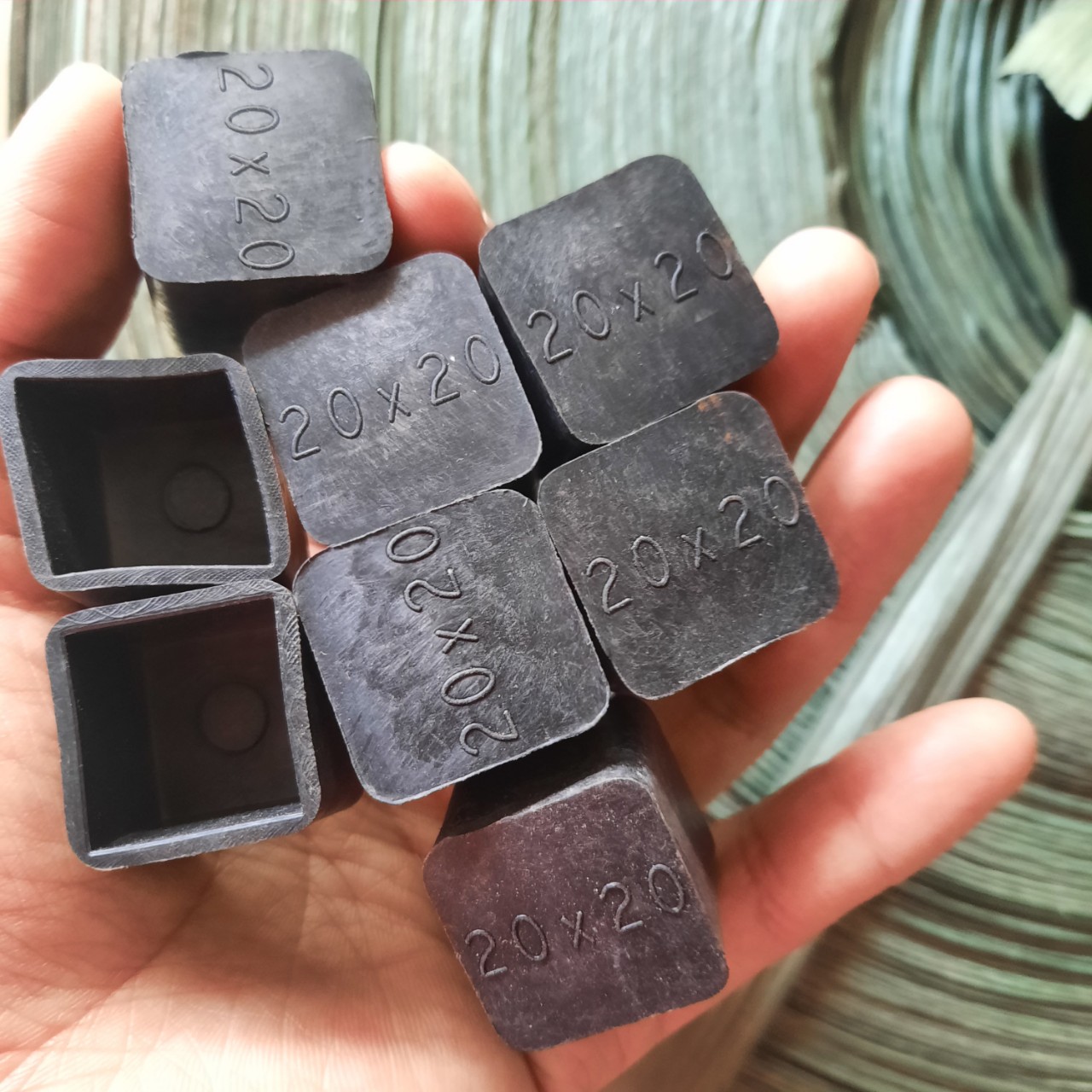 Combo 20 chụp chân, nút bịt đầu nhựa dẻo cho chân bàn ghế - Chụp ngoài kích thước vuông 20x20mm HOẶC 30X30mm