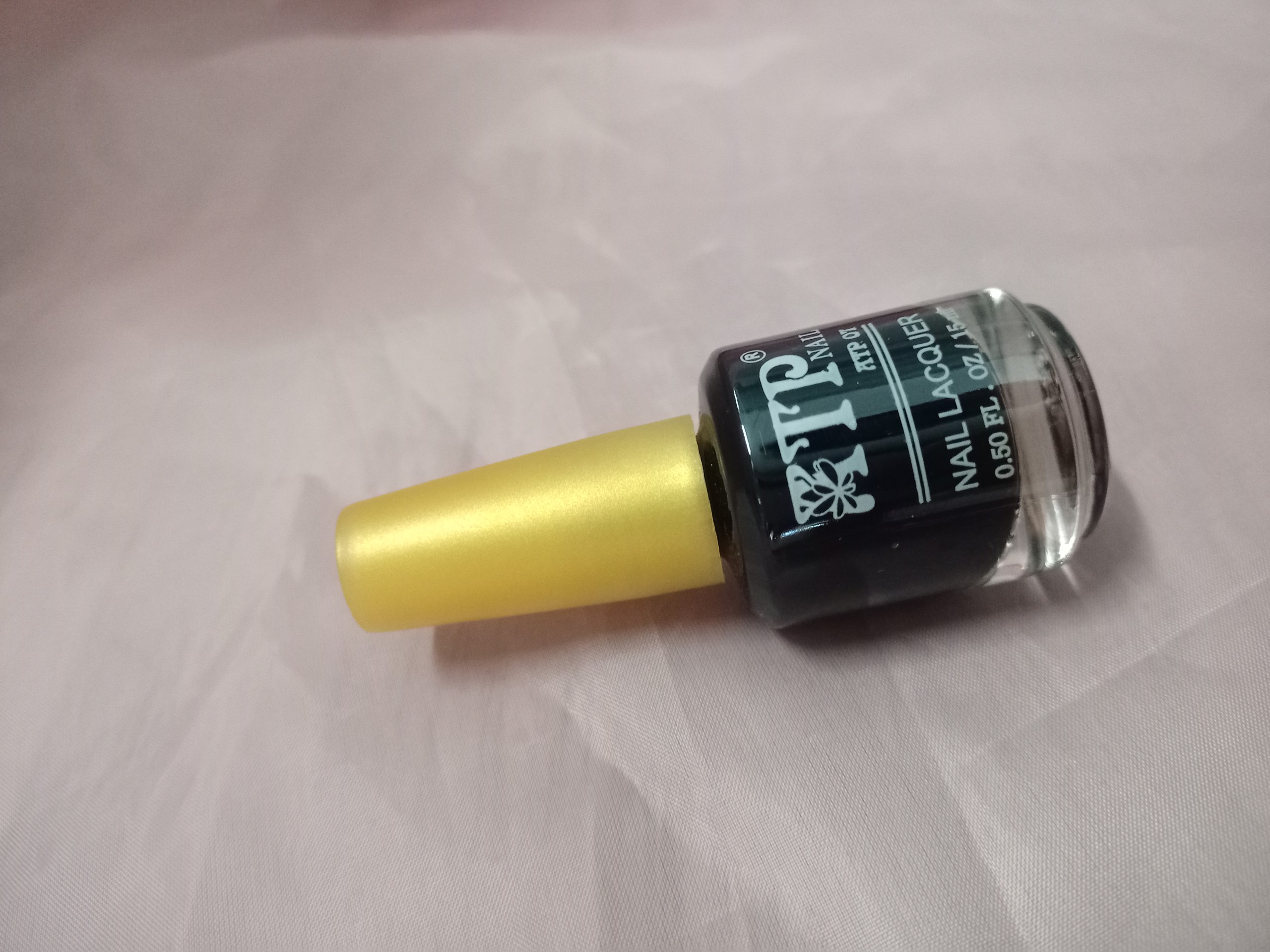 Sơn móng màu đen ATP nấp vàng   - Trường Thọ, TĐ