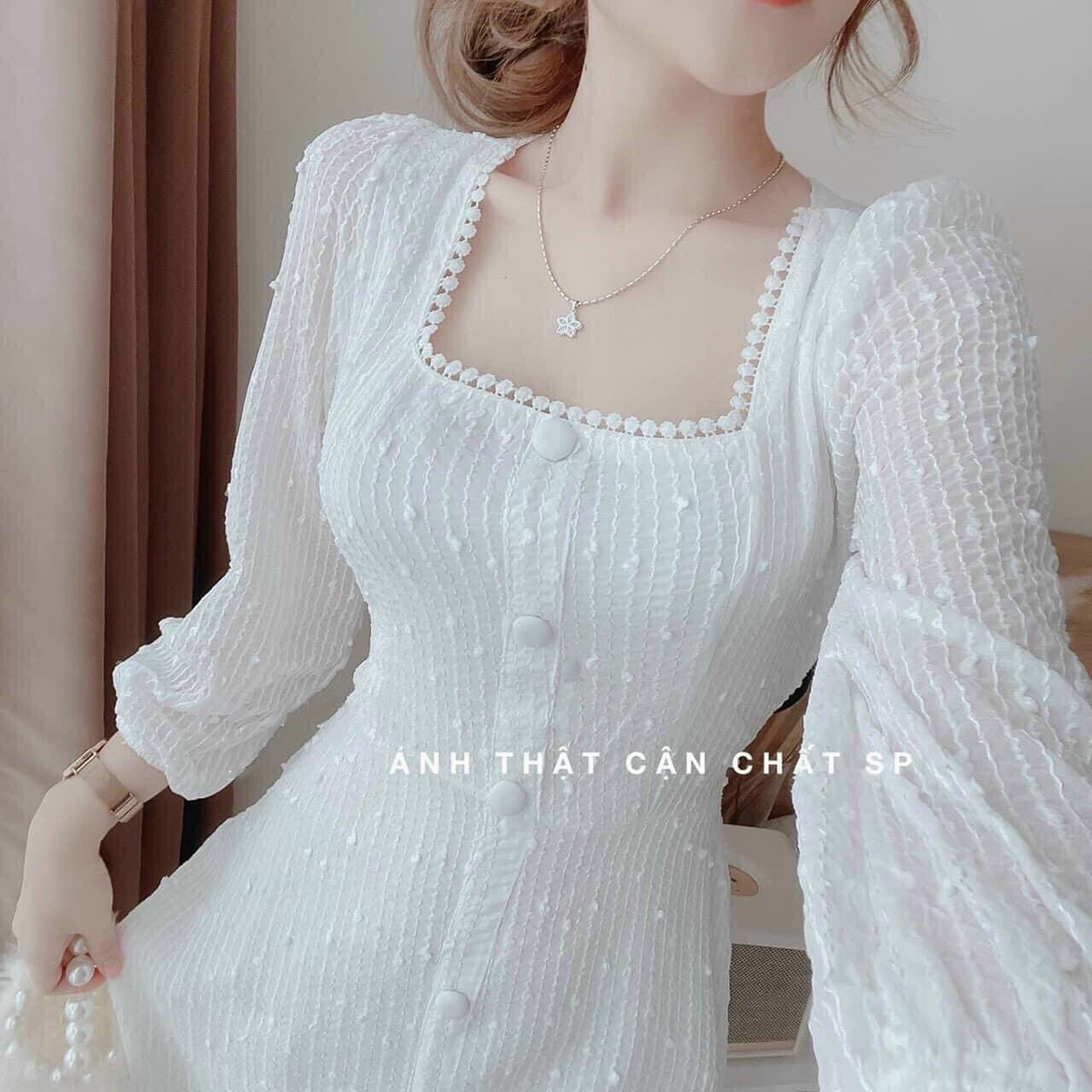 Đầm trắng cổ vuông dáng Midi phối nút bọc HK002