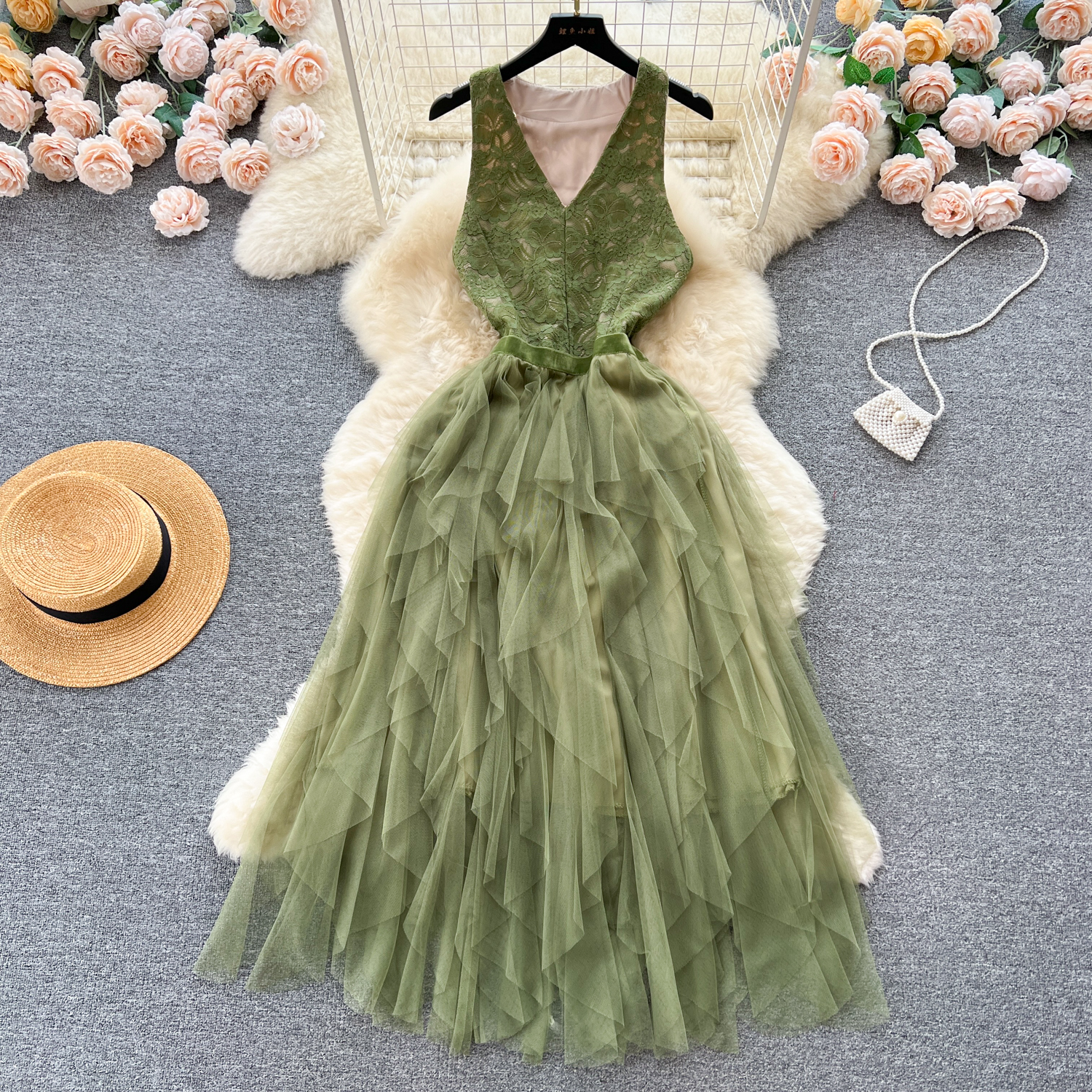 Elegant Women's French Niche High-end V-neck Sleeveless Lace Patchwork Mesh Dress with Slim Fit and Irregular Puffy Temperament