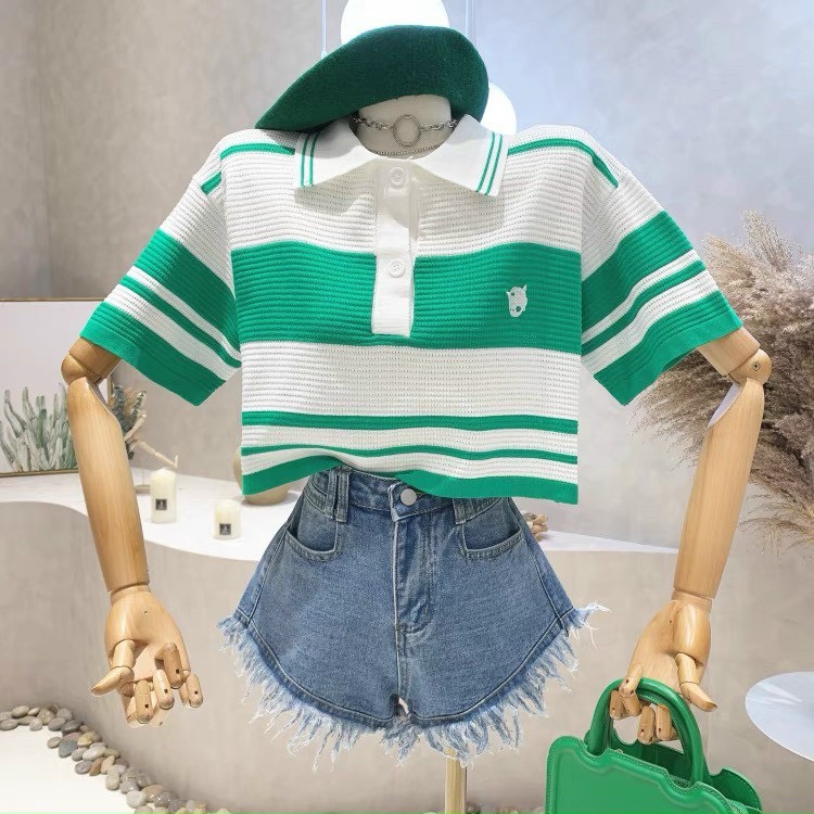 Áo len croptop kẻ ngang cổ bẻ logo form rộng
