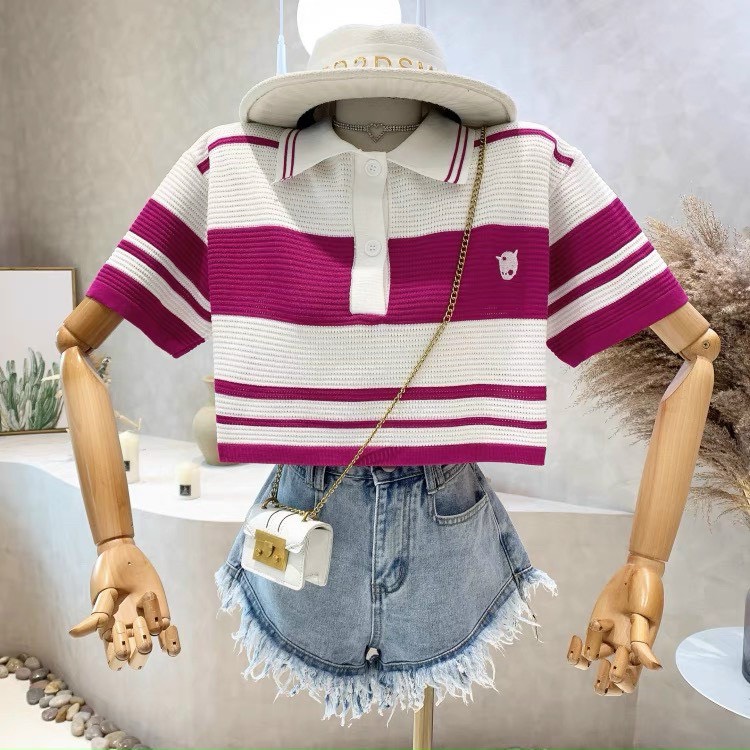 Áo len croptop kẻ ngang cổ bẻ logo form rộng