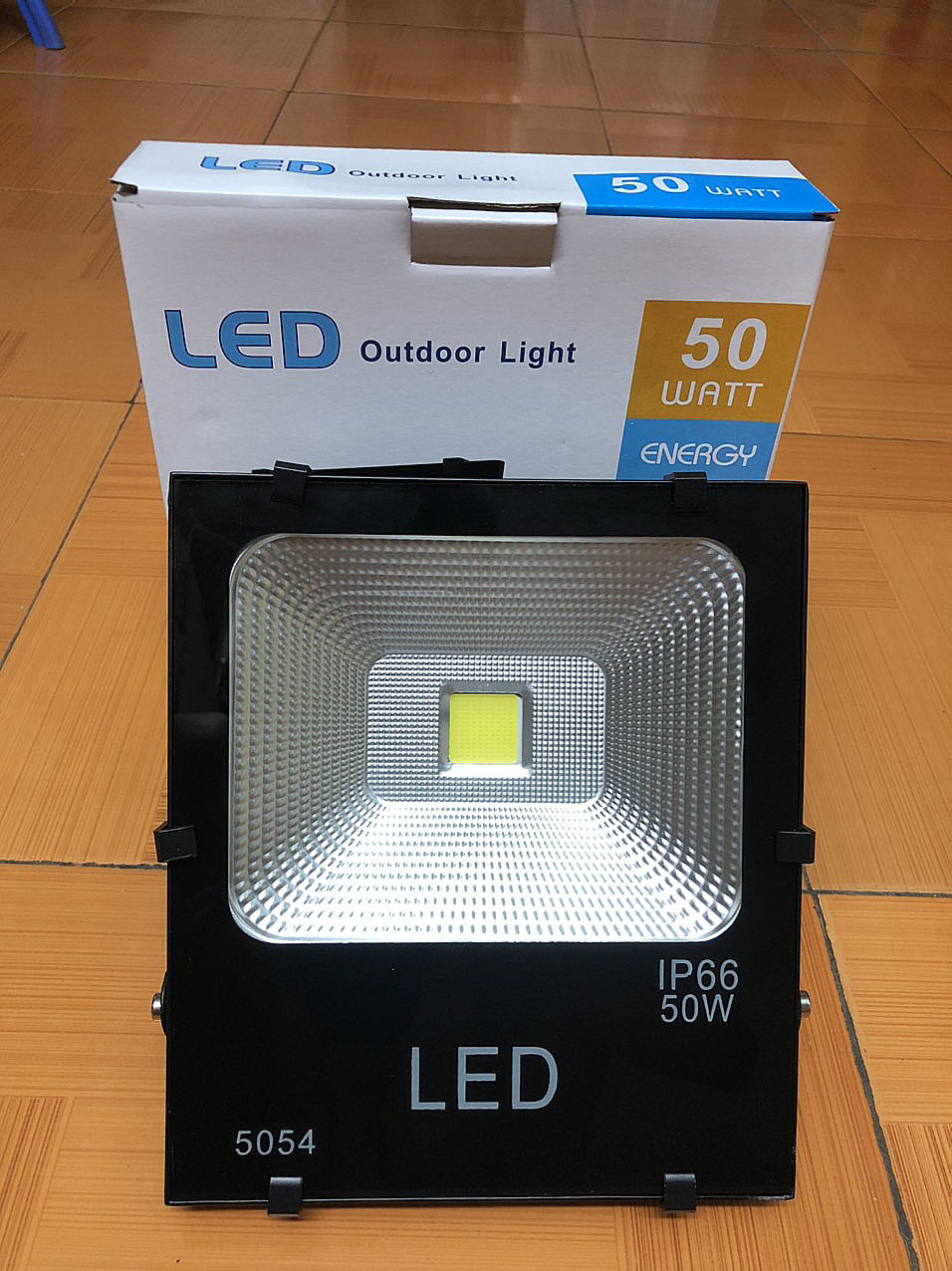 Đèn pha led 12V 10w-20w-30w-50w Siêu tiết kiệm điện, khả năng chống nước chuẩn IP 65,dùng bình ác quy cho tàu bè đi biển