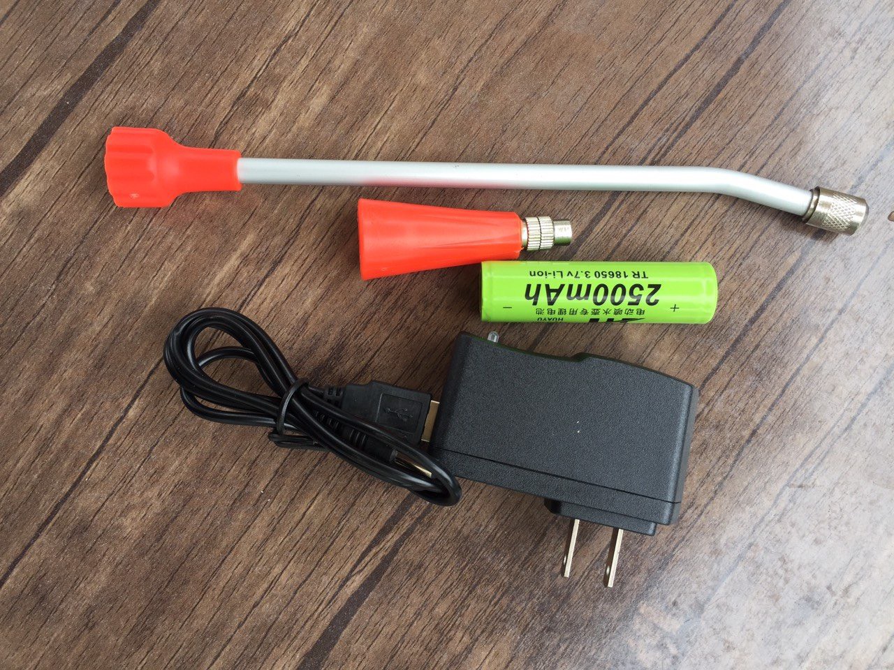 Bình xịt nước 3L tưới cây chạy pin sạc