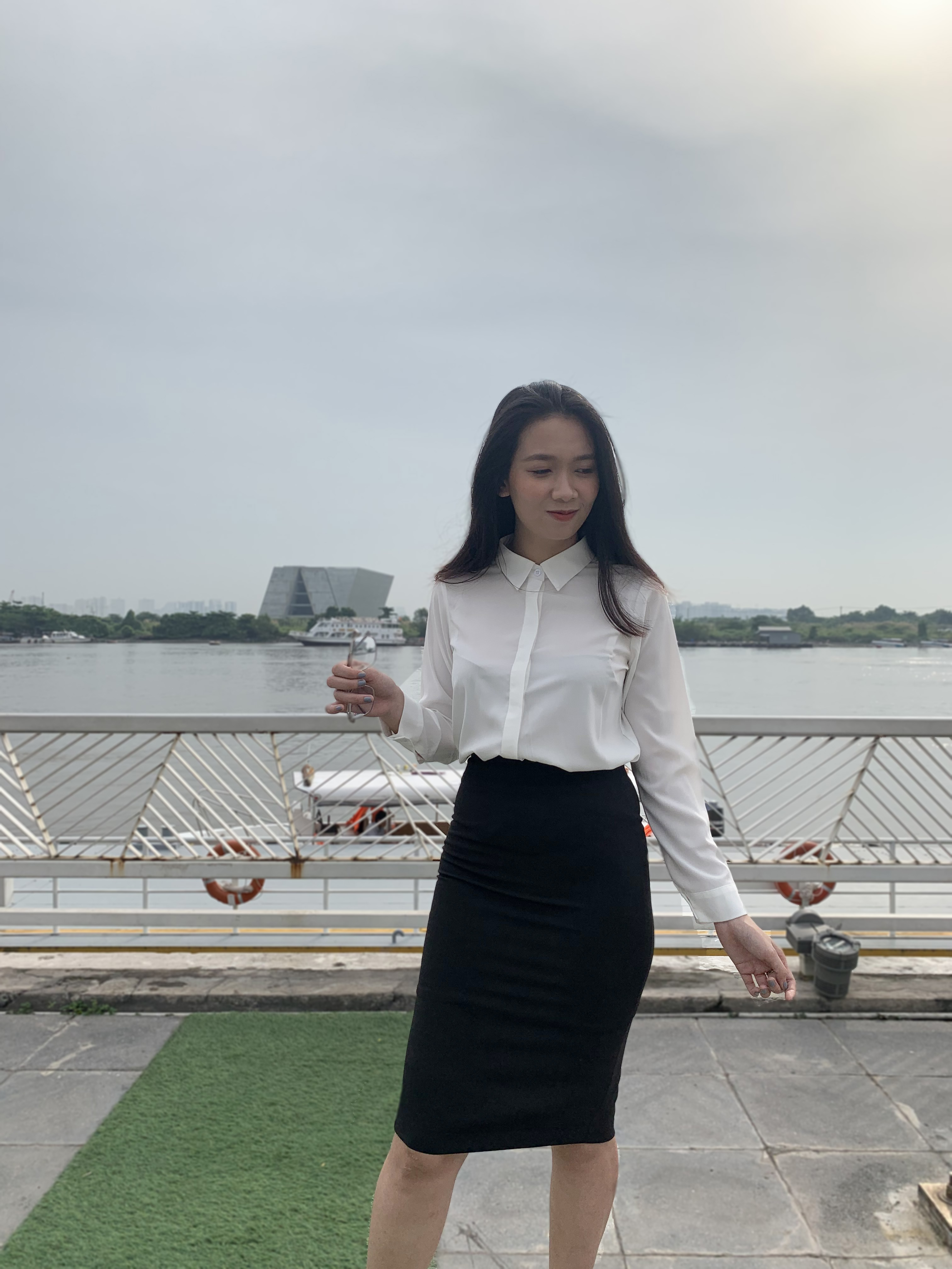 Chân váy bút chì dáng ngắn xẻ sau  công sở