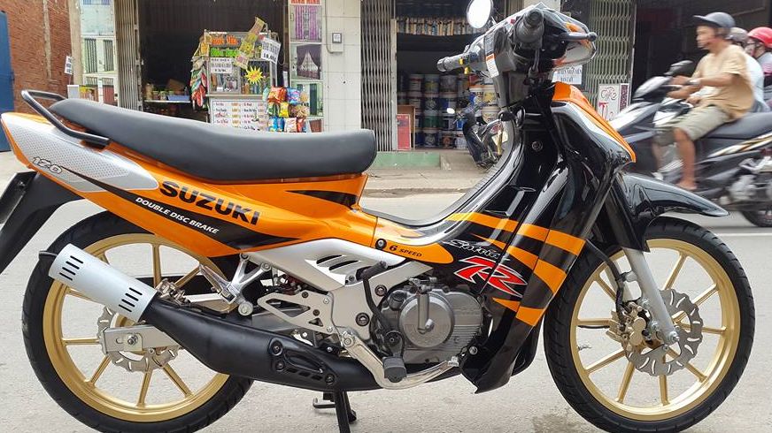Tem Suzuki Satria 2000 Đen Cam Tươi - Đuôi Trắng