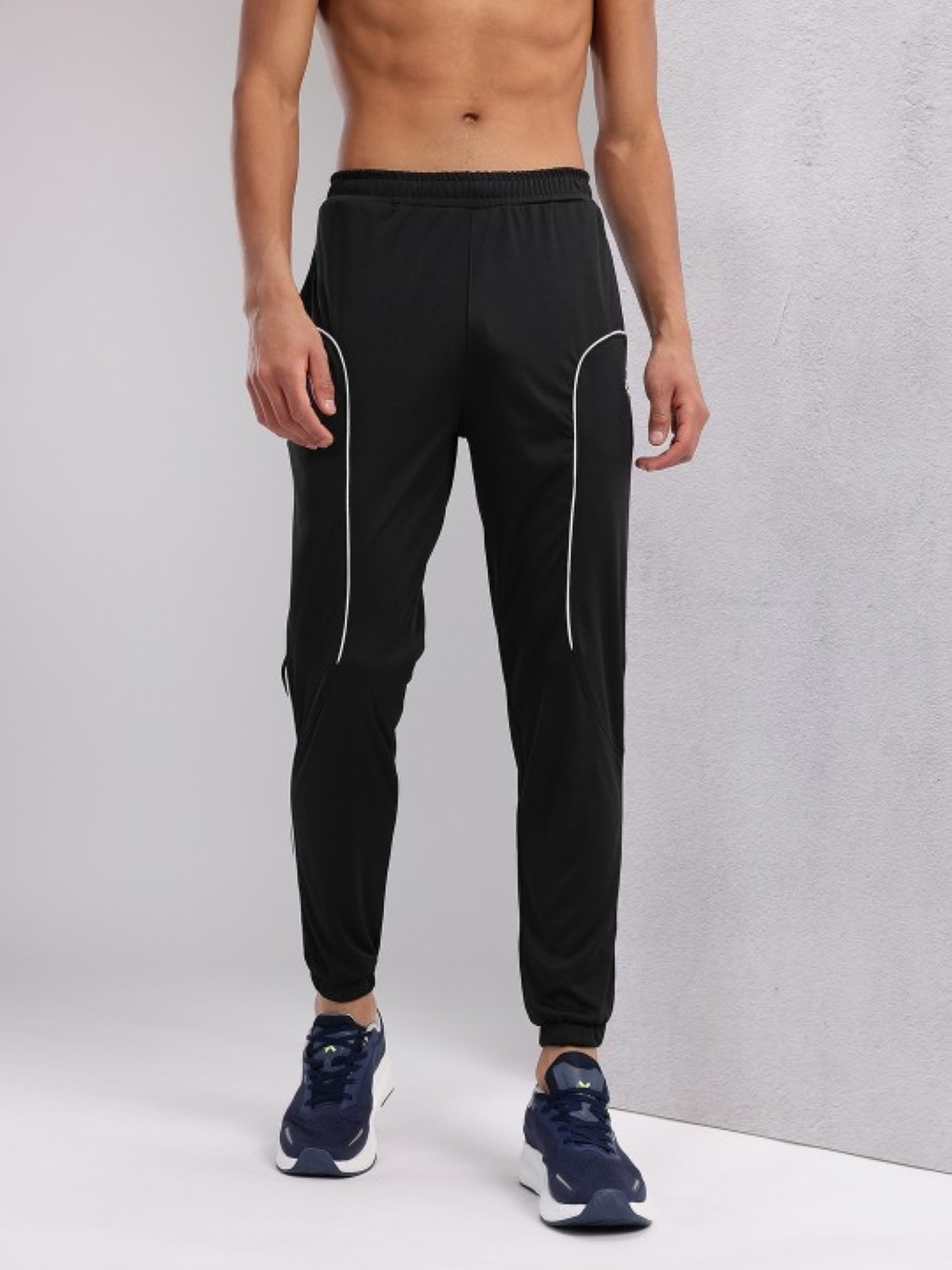 HRX%20by%20Hrithik%20Roshan%20Mid-Rise%20Rapid-Dry%20Training%20Joggers%20with%20Contrast%20Piping%20For%20Men%20-%20Image%202
