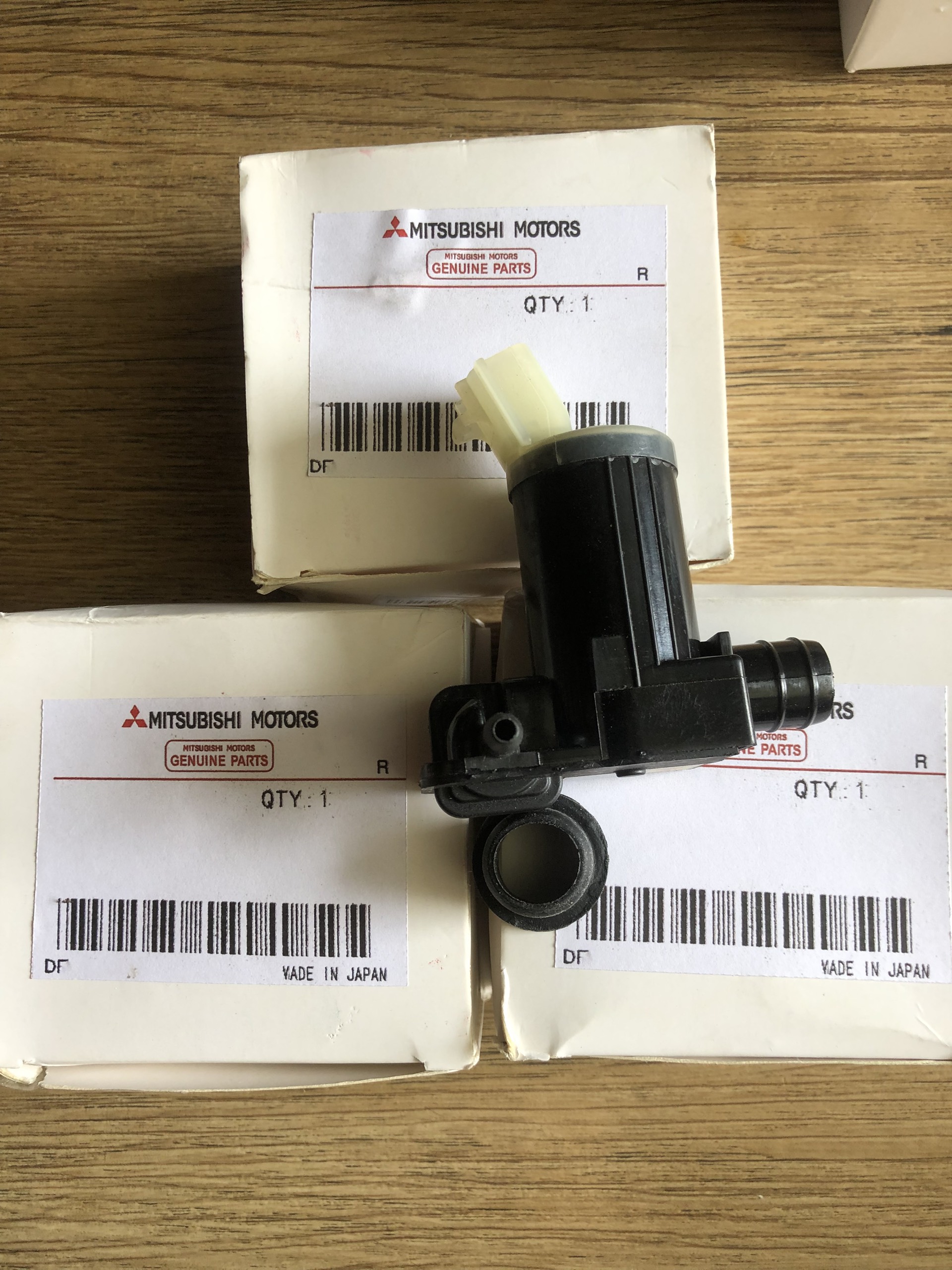 MÔ TƠ BƠM XỊT NƯỚC RỬA KÍNH MITSUBISHI XPANDER