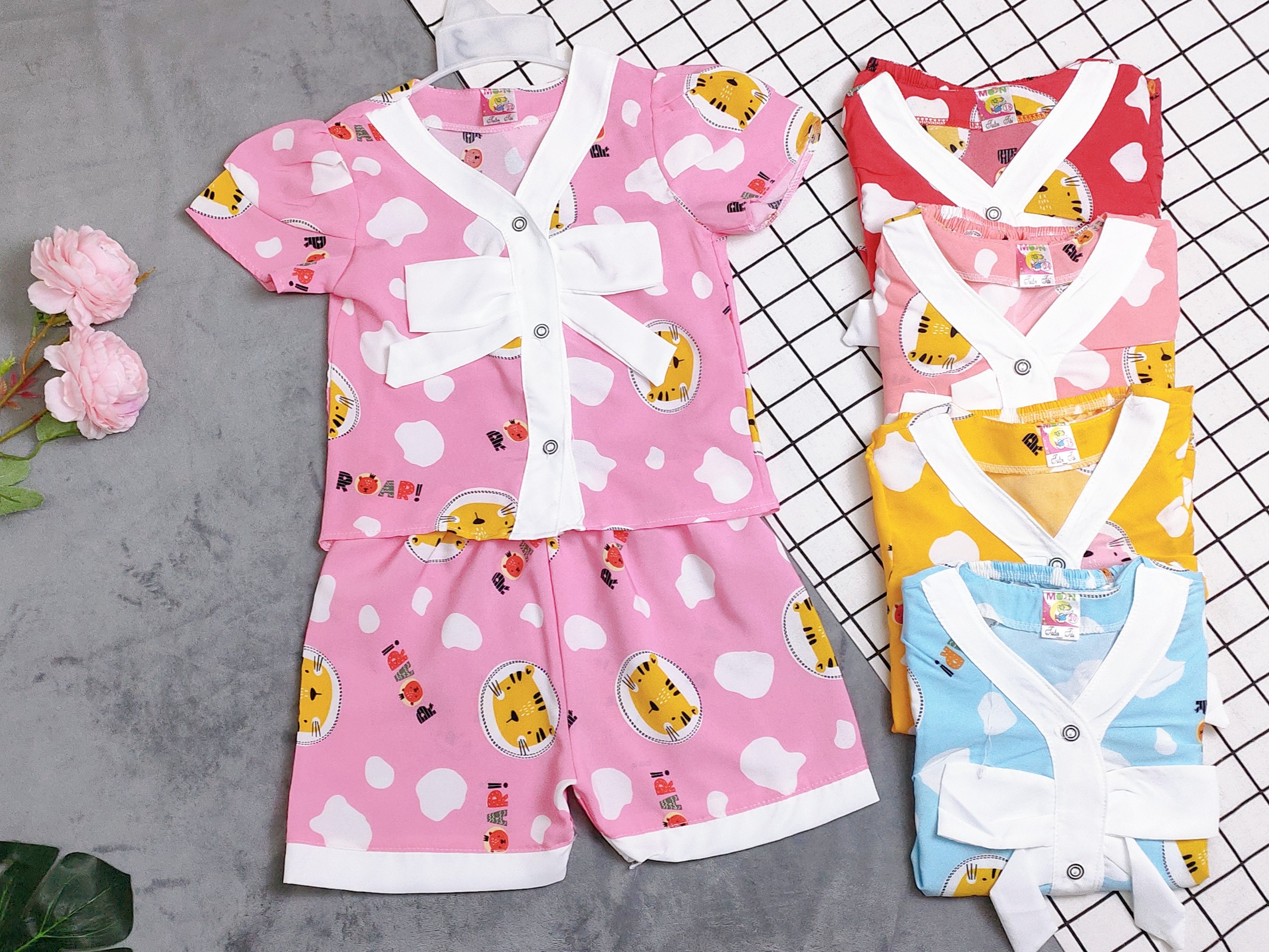 Bộ Lụa Tay Phồng Cổ Tim Bé (6-18kg) ( giao màu ngẫu nhiên)