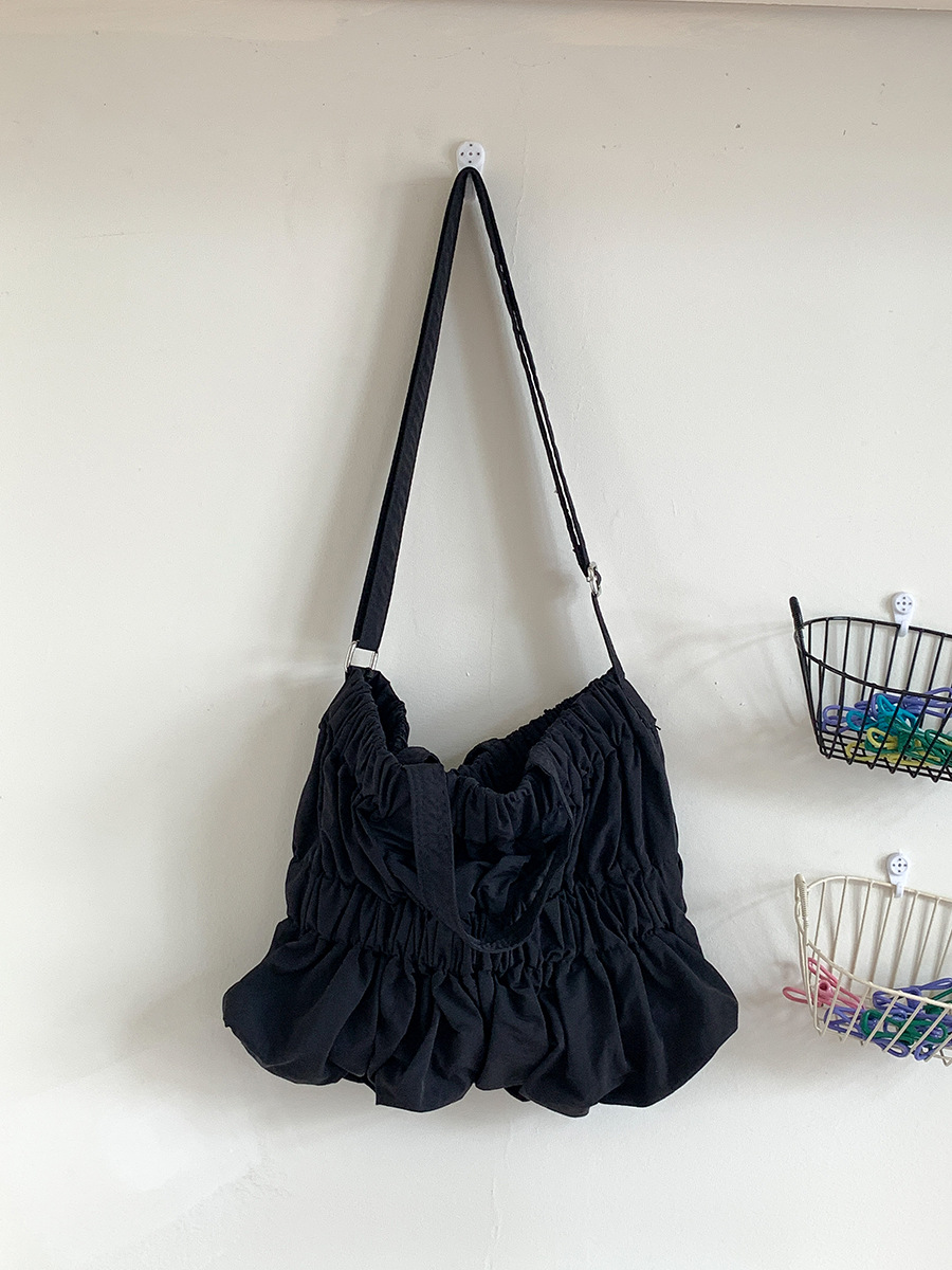 Korean High Capacity Handheld Shoulder Bag for Women Versatile Commuter Crossbody Bag for Advanced Leisure Nylon Pleated Bag for Women Tote Bags 2023 New Crossbody Bags