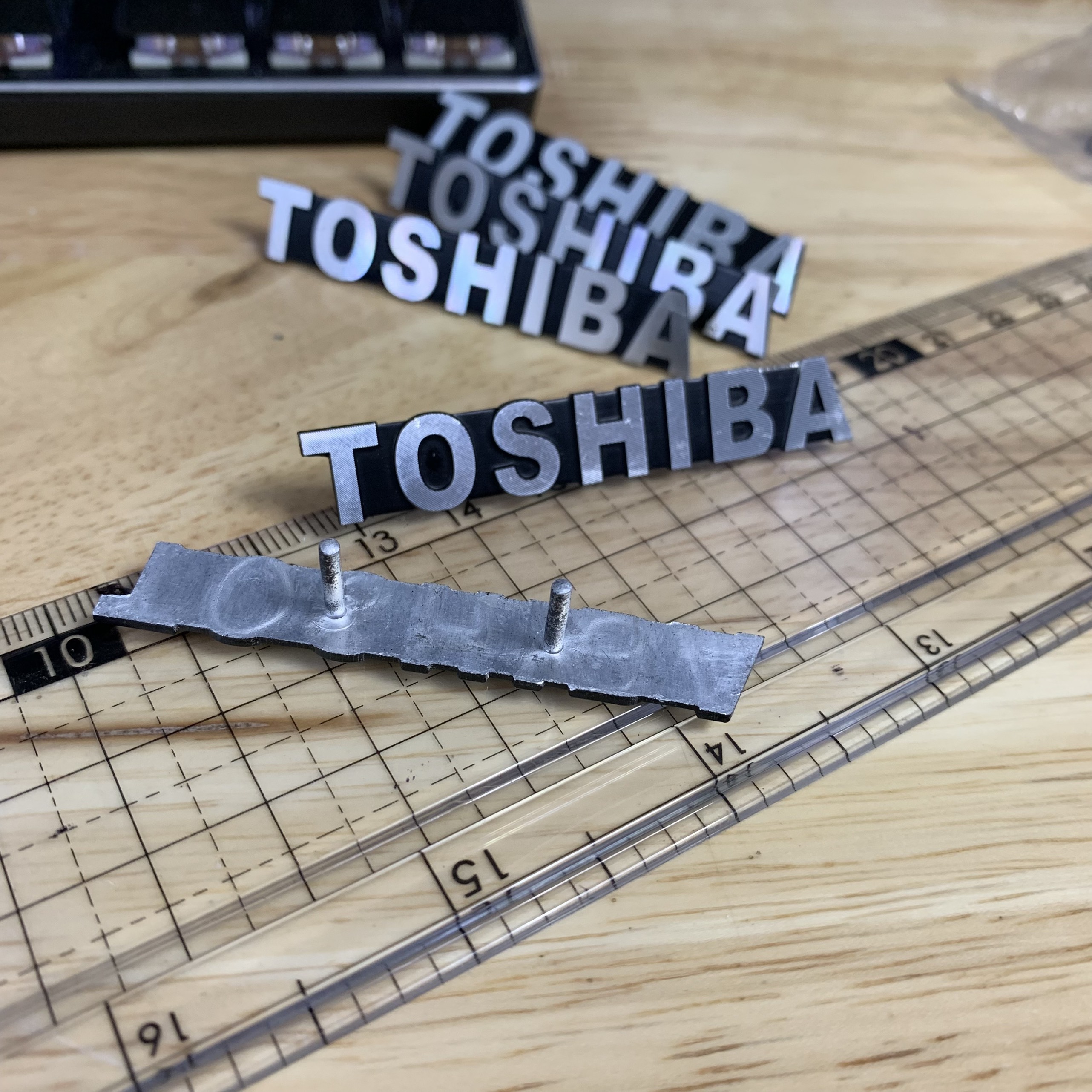 Tem/logo Toshiba nhôm, giá 1 chiếc.