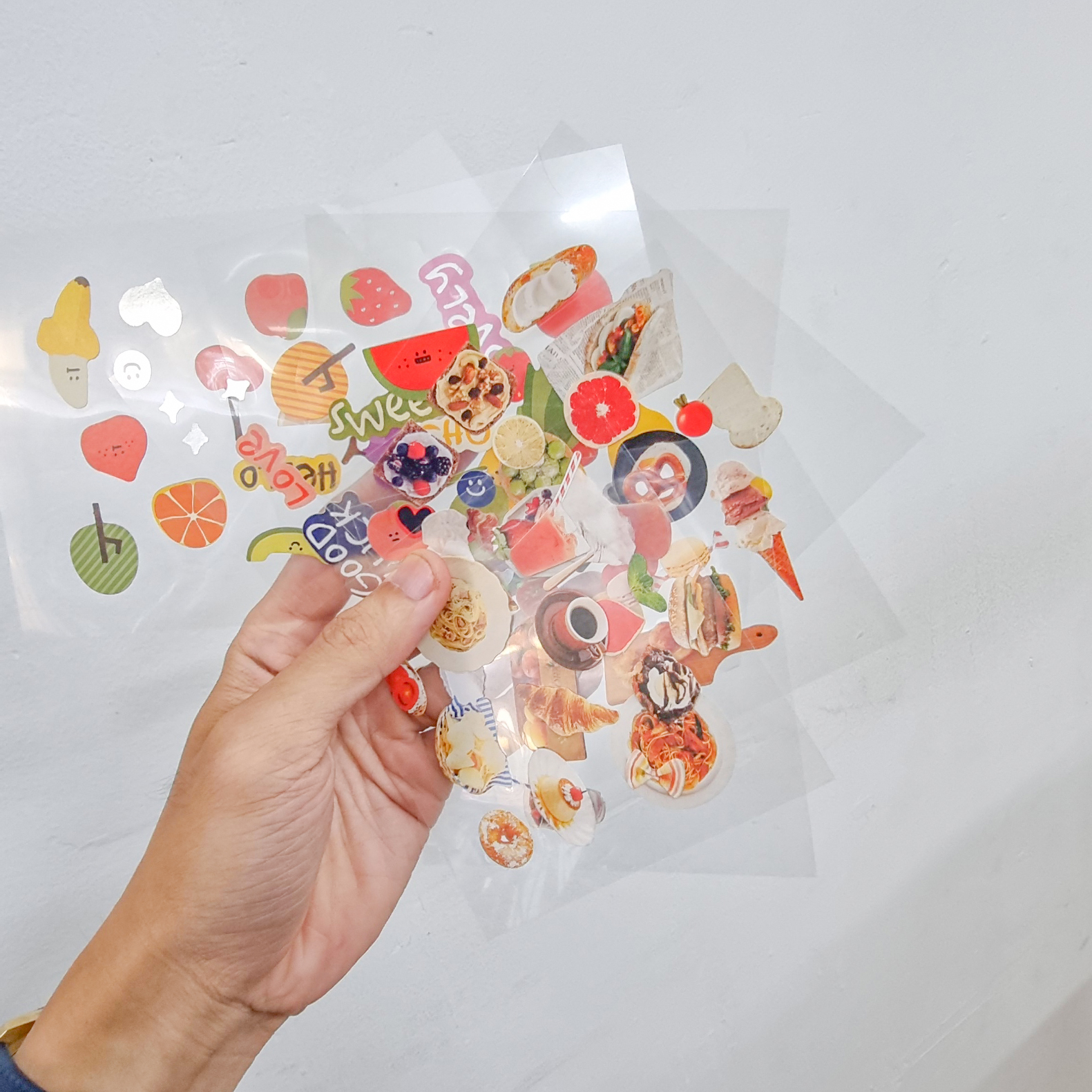 Sản phẩm tặng kèm sticker ngẫu nhiên, ảnh chỉ mang tính minh họa
