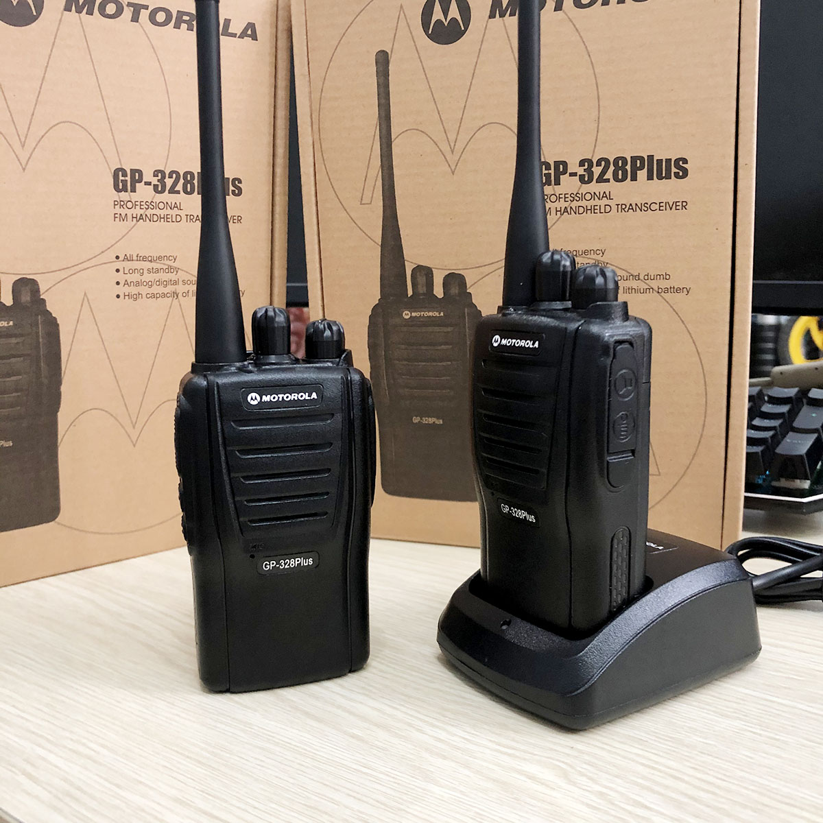 Two way radio Motorola gp-328plus compact version. Large Capacity help break the obstructions good, continuous talk 72 hours-imports