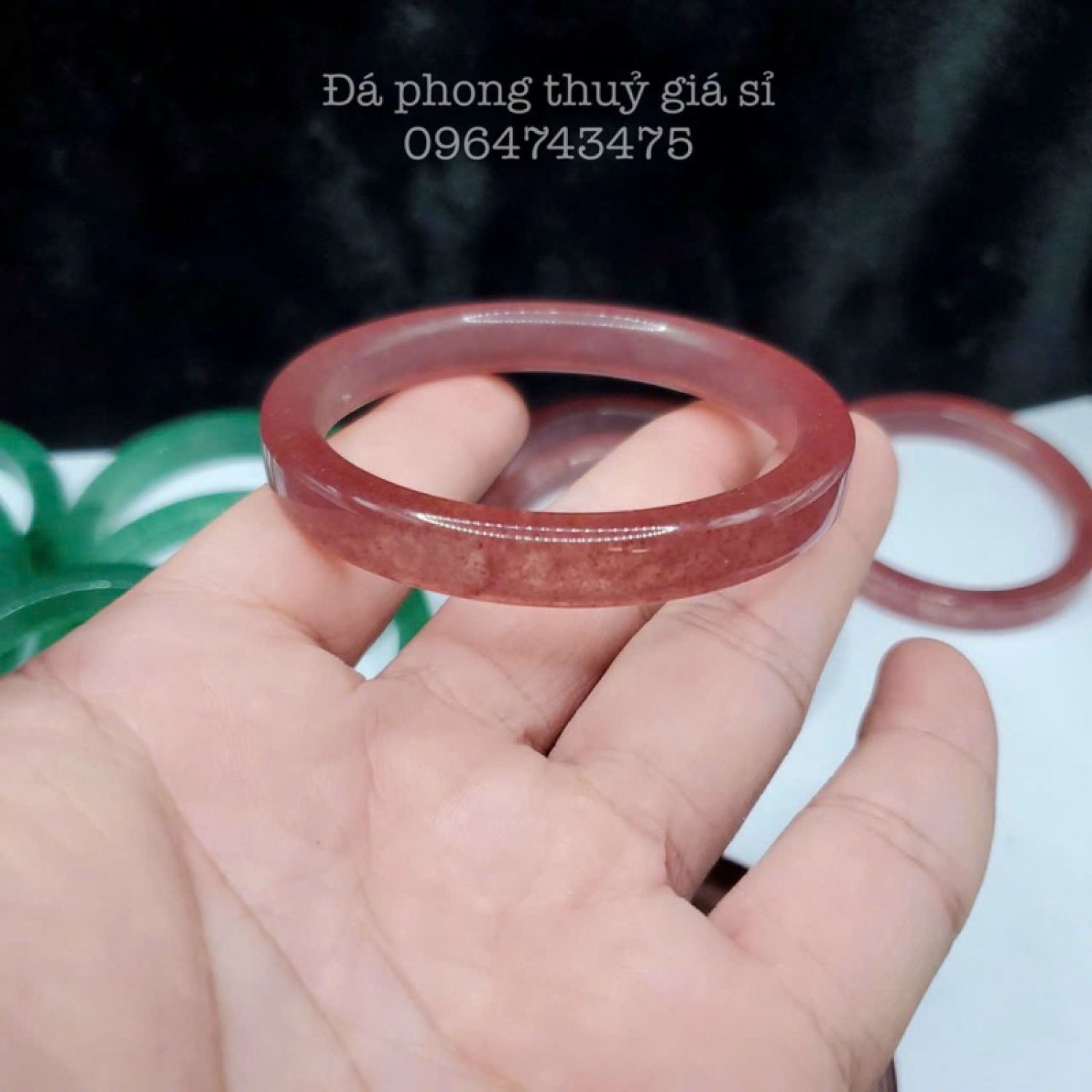 Vòng bản liền vuông thạch anh dâu tây hồng nguyên khối tu nhien vip siêu đẹp mịn kèm hộp nhung khi mua