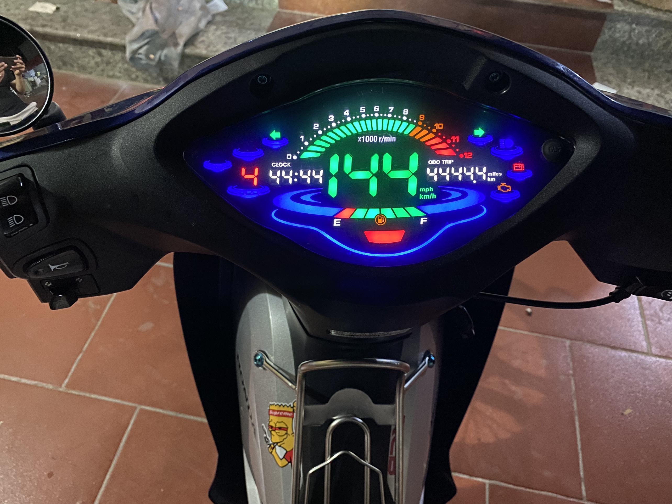Đồng hồ điện tử 2022 PLUS gắn trên chiếc xe máy Wave sẽ khiến cho chiếc xe của bạn trở nên phong cách và hiện đại hơn bao giờ hết. Bạn sẽ được tận hưởng tất cả những thông số về vận tốc và đồng hồ thời gian một cách rõ ràng và dễ dàng hơn khi lái xe. Hãy xem hình để cảm nhận rõ hơn vẻ đẹp của chiếc đồng hồ độ này.