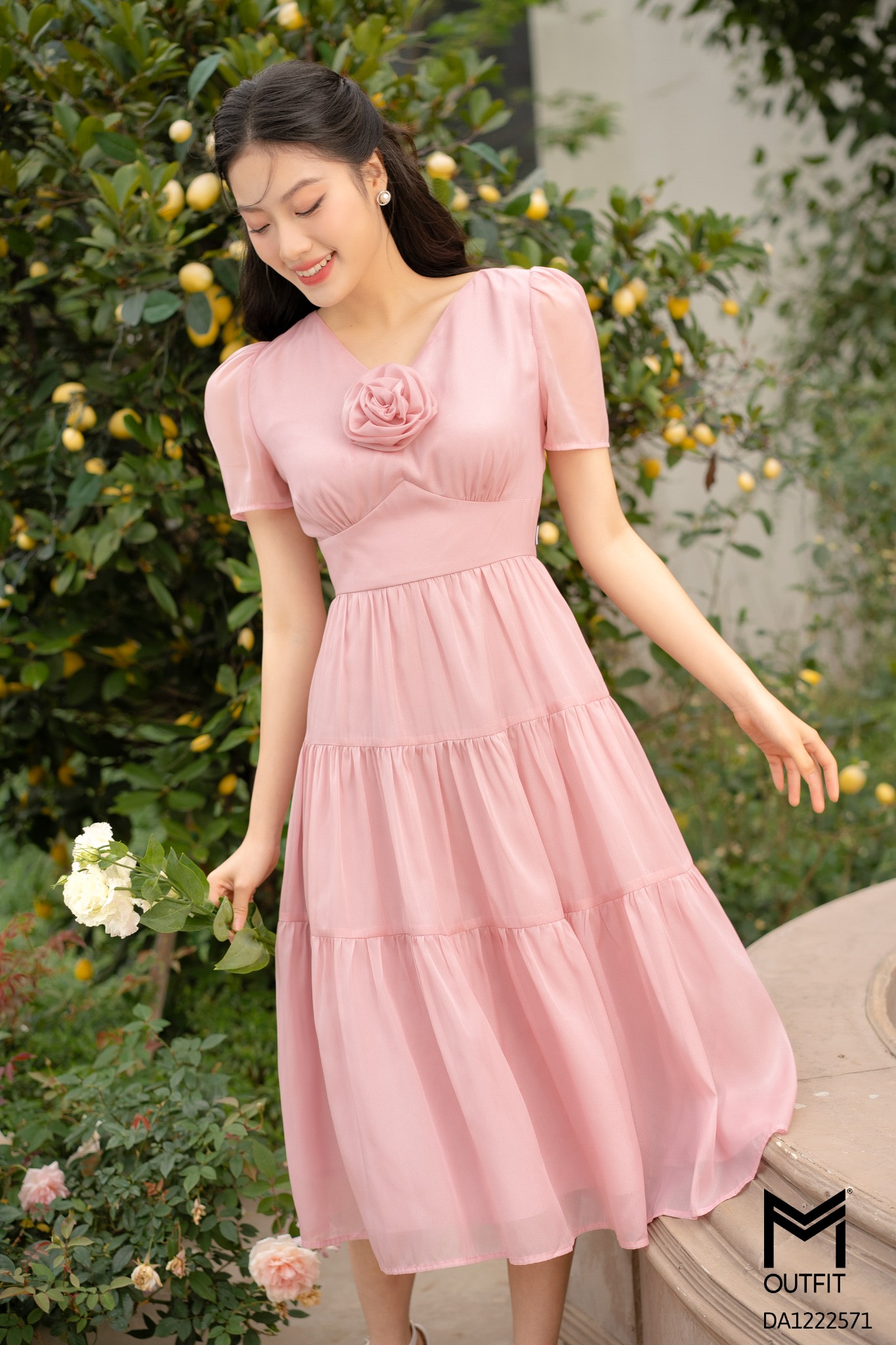 Đầm dáng xòe, cổ V đính hoa