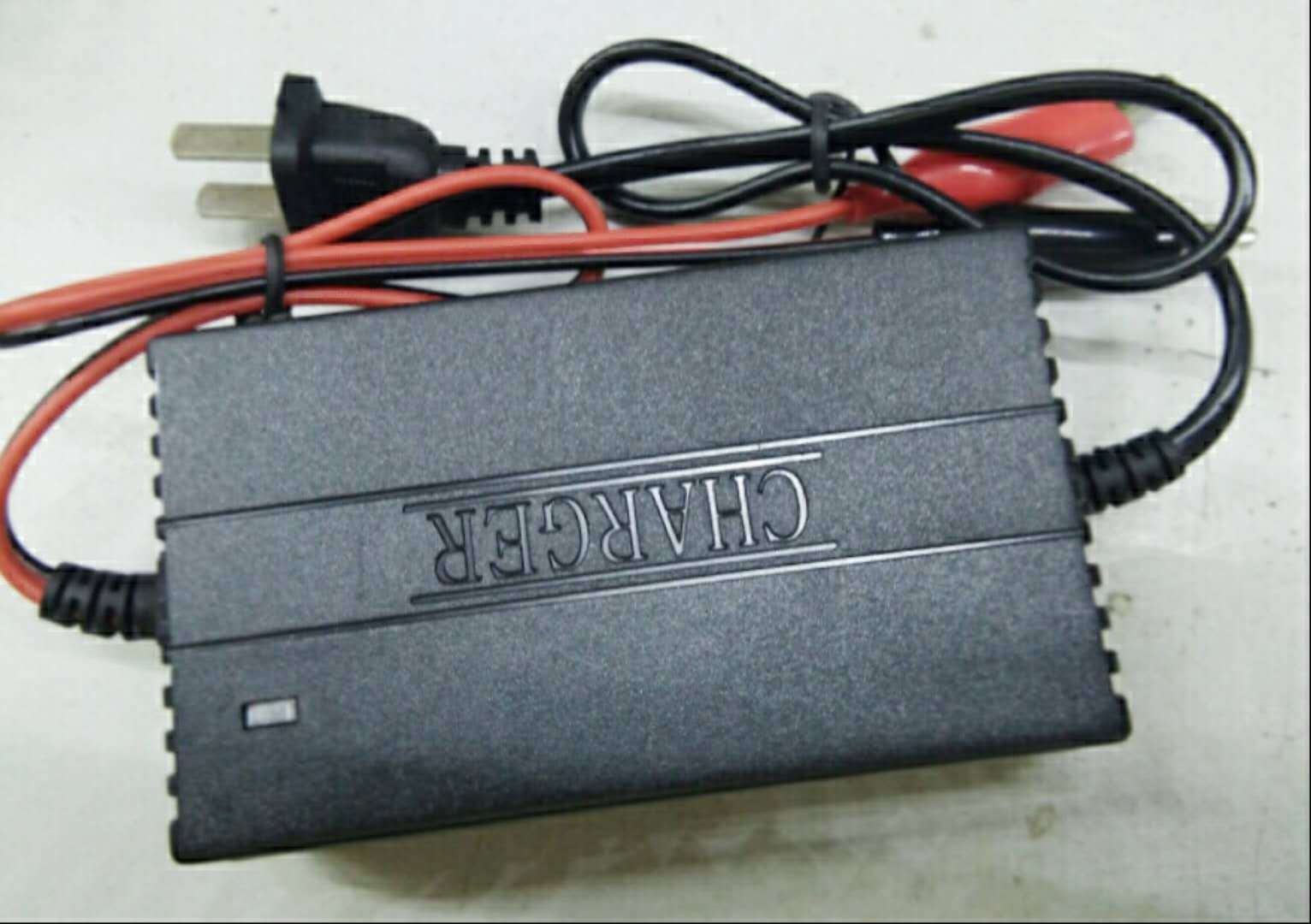 Sạc ac quy 12v 2a đen