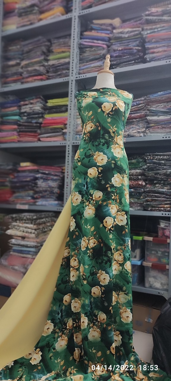 2m Vải lụa lạnh hoạ tiết hoa lá rơi (1) - lụa Mango chính phẩm