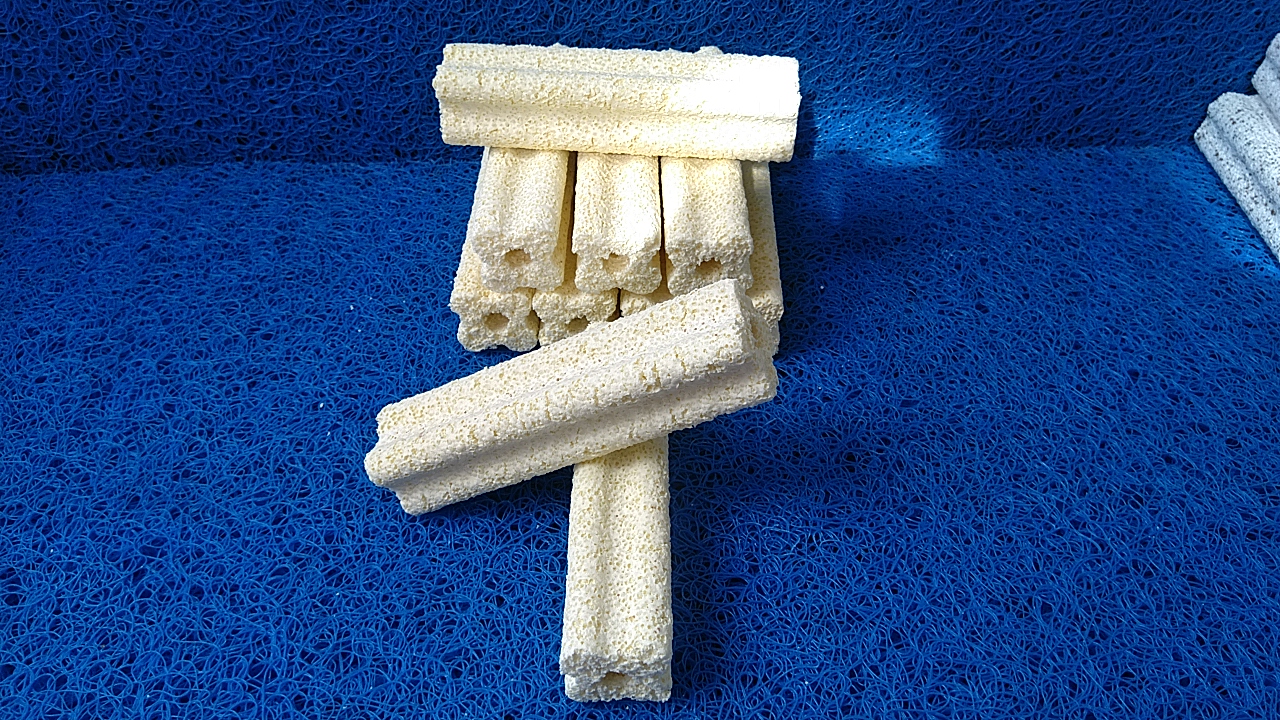 Hộp 10 thanh sứ 15x4cm chuyên dùng tạo vi sinh lọc nước cho bể cá cảnh.