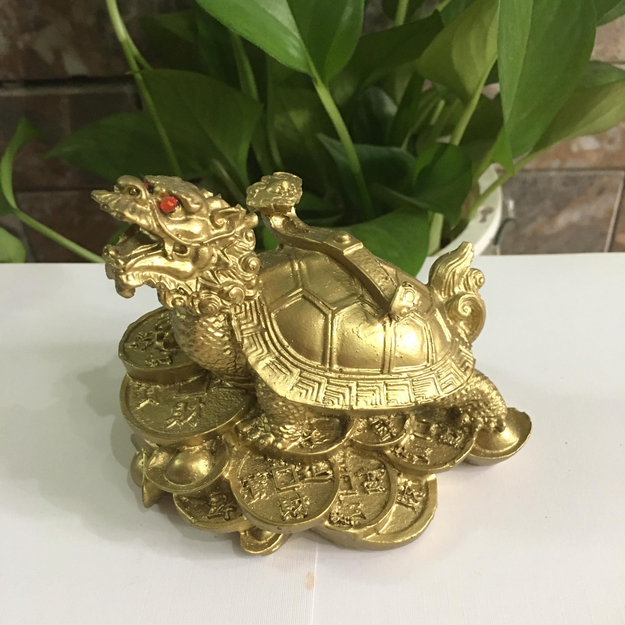 Tượng Long quy cõng gậy như ý màu vàng sơn đồng dài 11 cm x rộng 9 cm x cao 8 cm