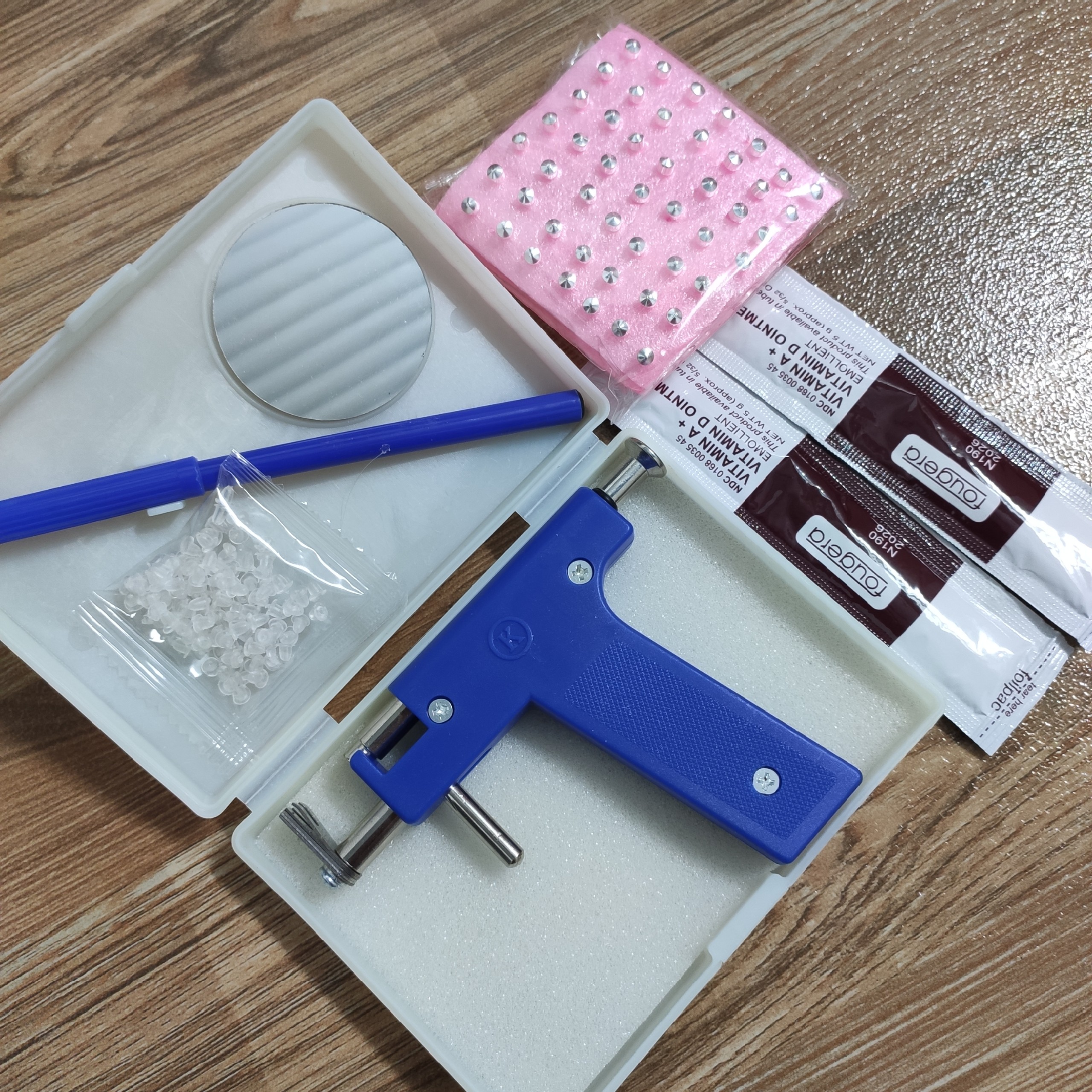 Hộp dụng cụ bấm lỗ tai