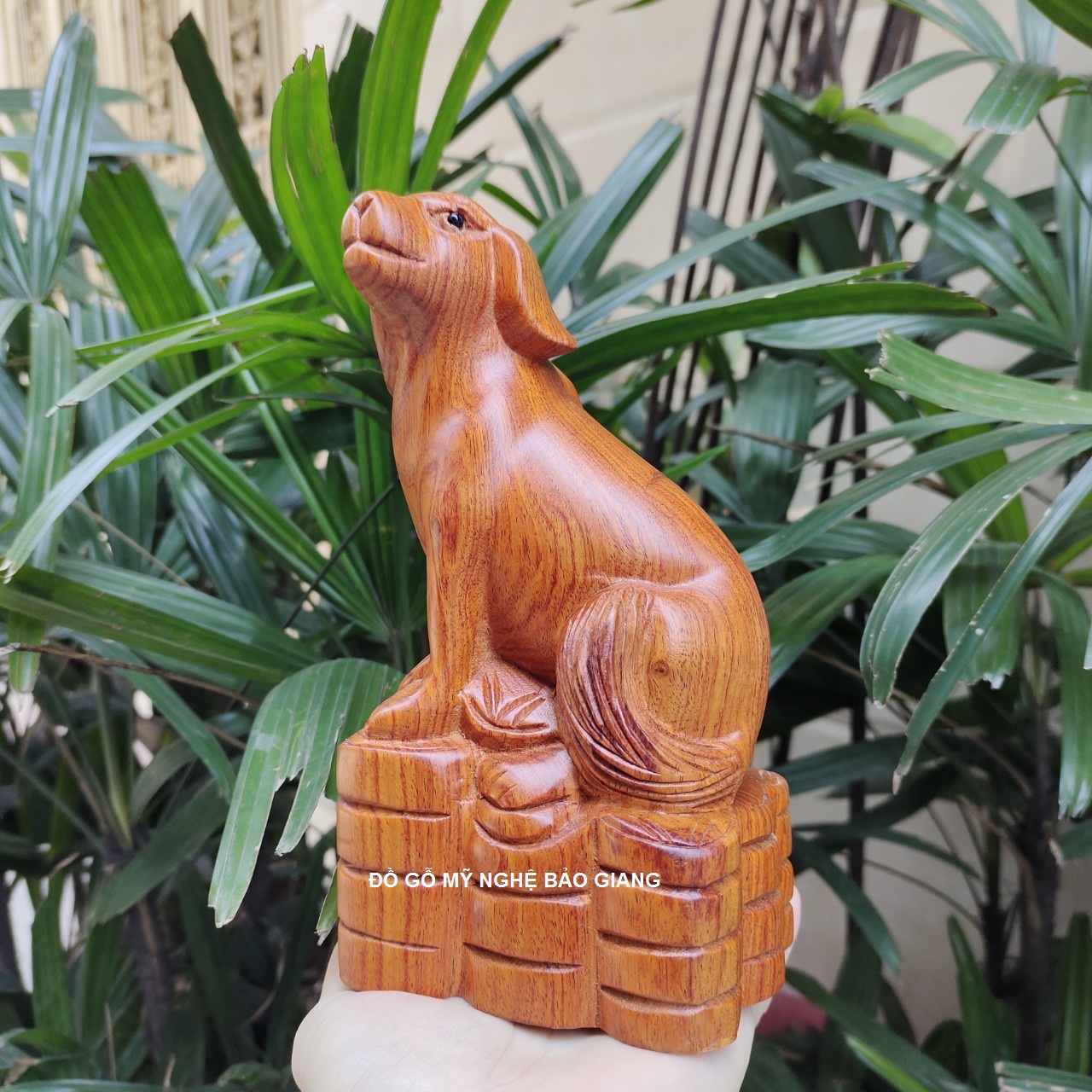 Tượng con chó gỗ hương cao 20 cm