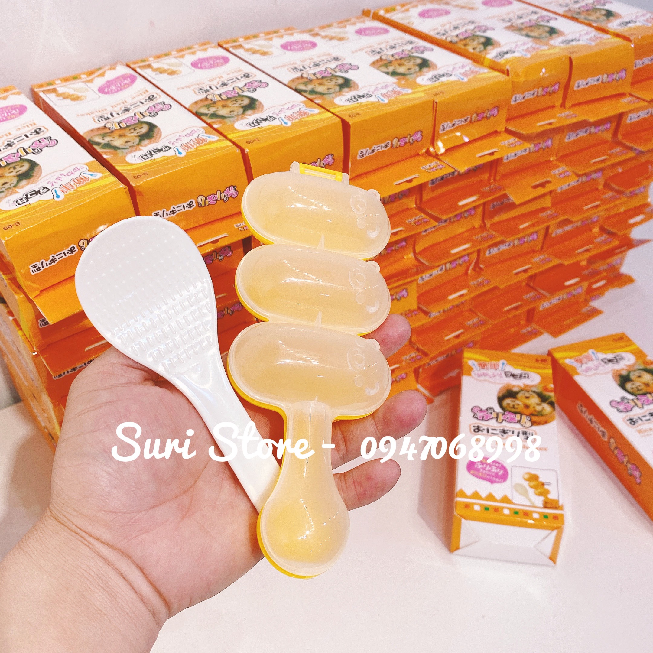 Khuôn lắc cơm cho bé (kèm thìa)