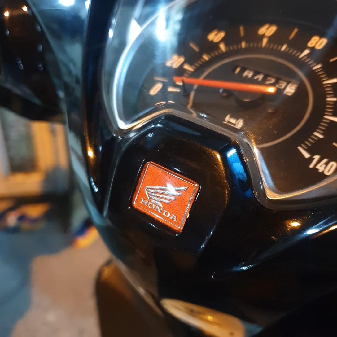 (CHUYÊN TEM XE) Tem logo HONDA MINI dán mặt đầu xe, biển số xe (01 miếng màu đen)