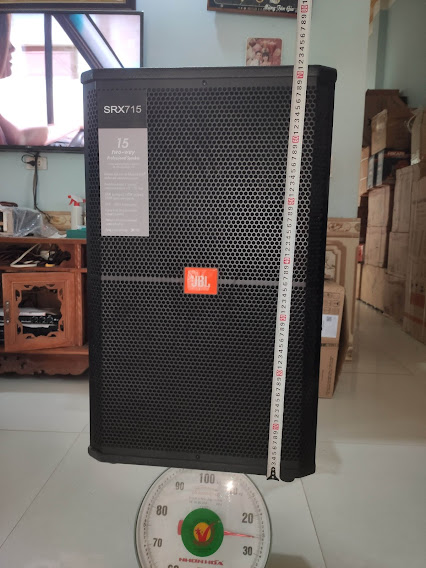 Một chiếc Loa đứng JBL SRX 715, bass 40mm, treb kèn, Công suất 600-1000W, phòng 100 m2 trở lên.