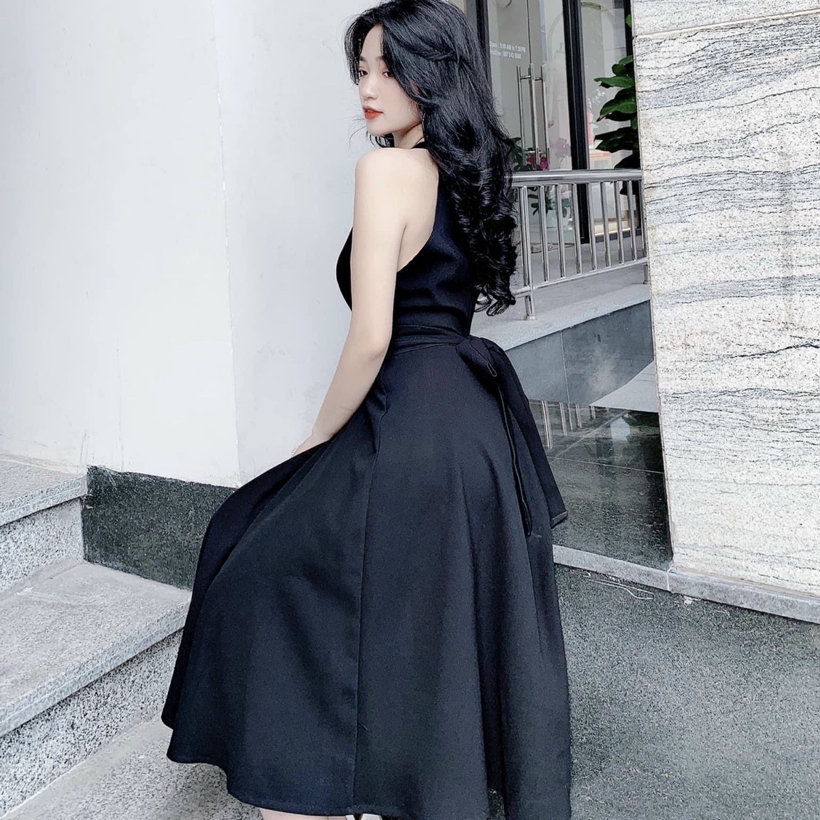 Đầm đen cổ yếm thắt chéo eo