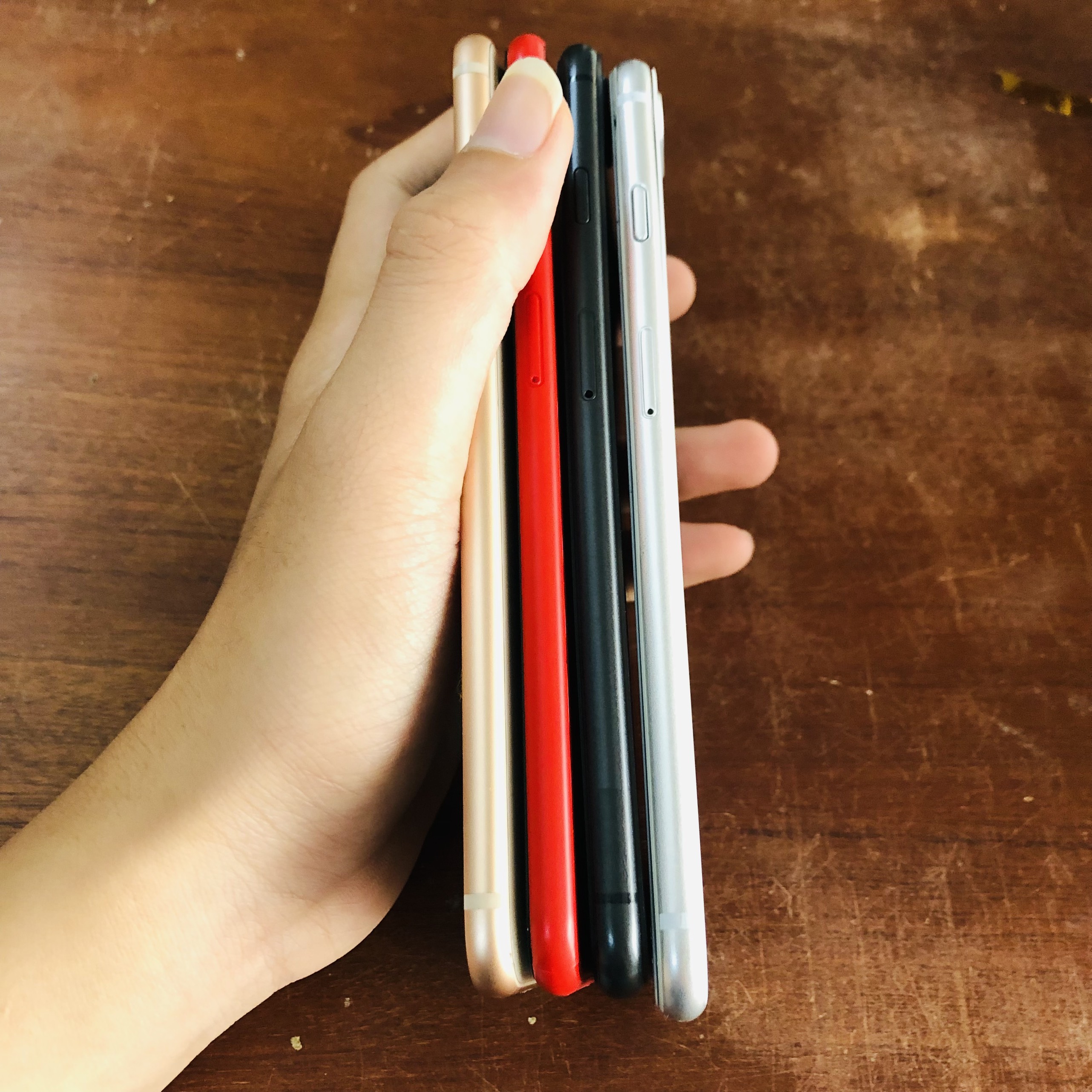 Mô hình trưng bày 8plus màu vàng, đỏ, đen, trắng