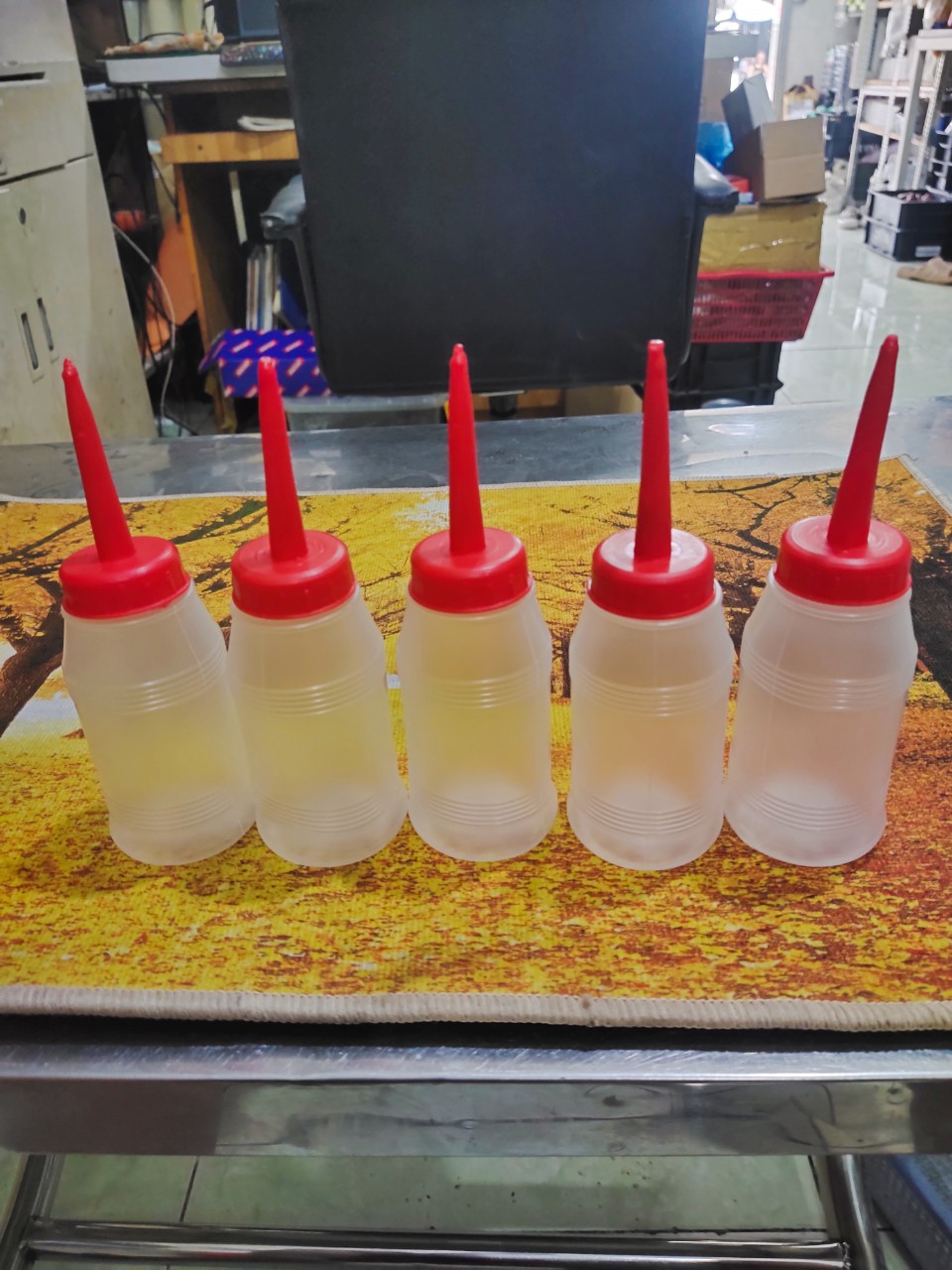 bình nhựa nhỏ dầu