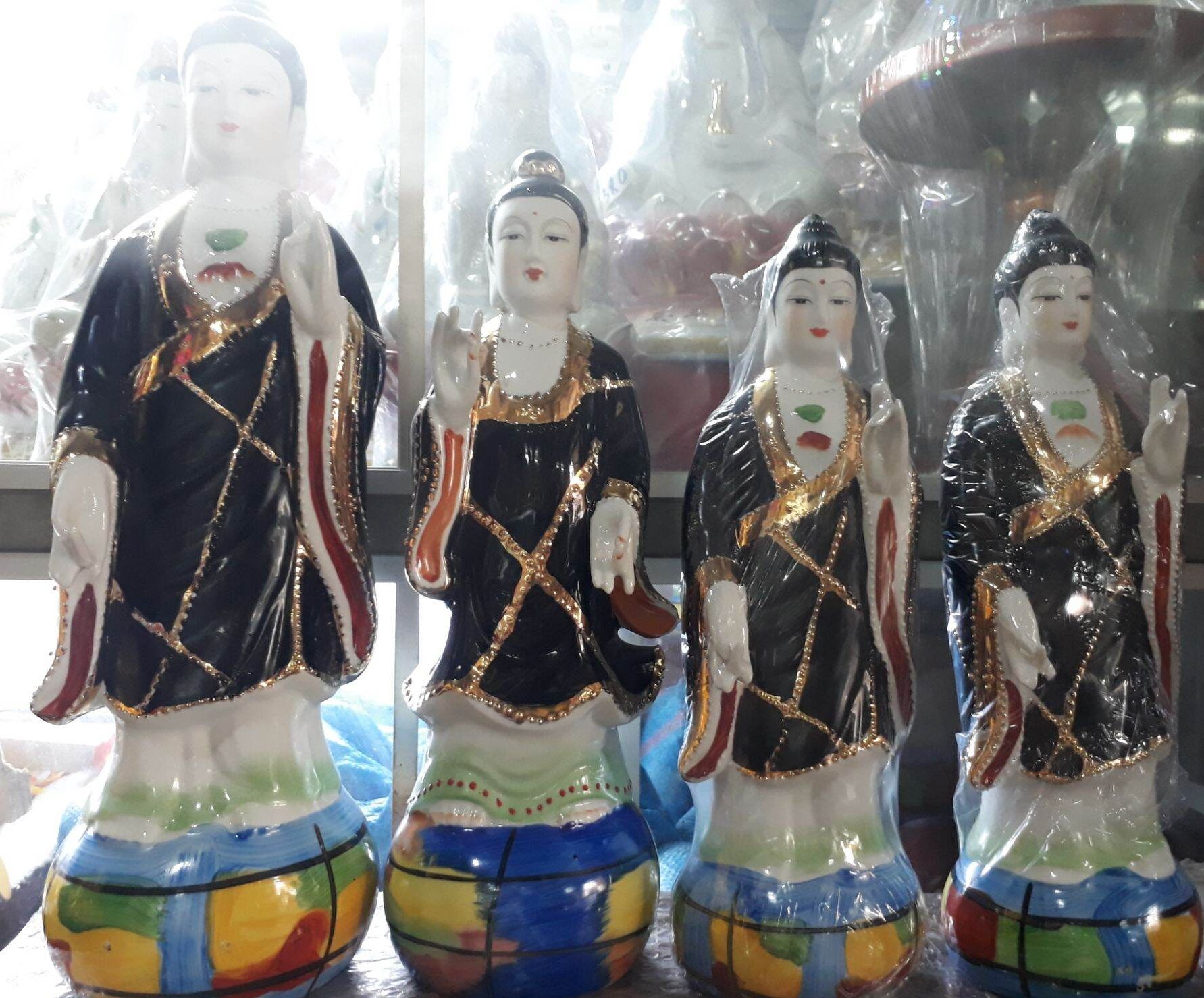 Tượng mẹ  địa  mẫu  sứ