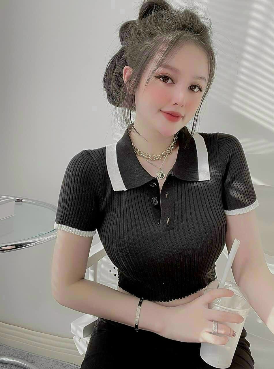 Áo kiểu thun gân tay ngắn phối sọc tay.