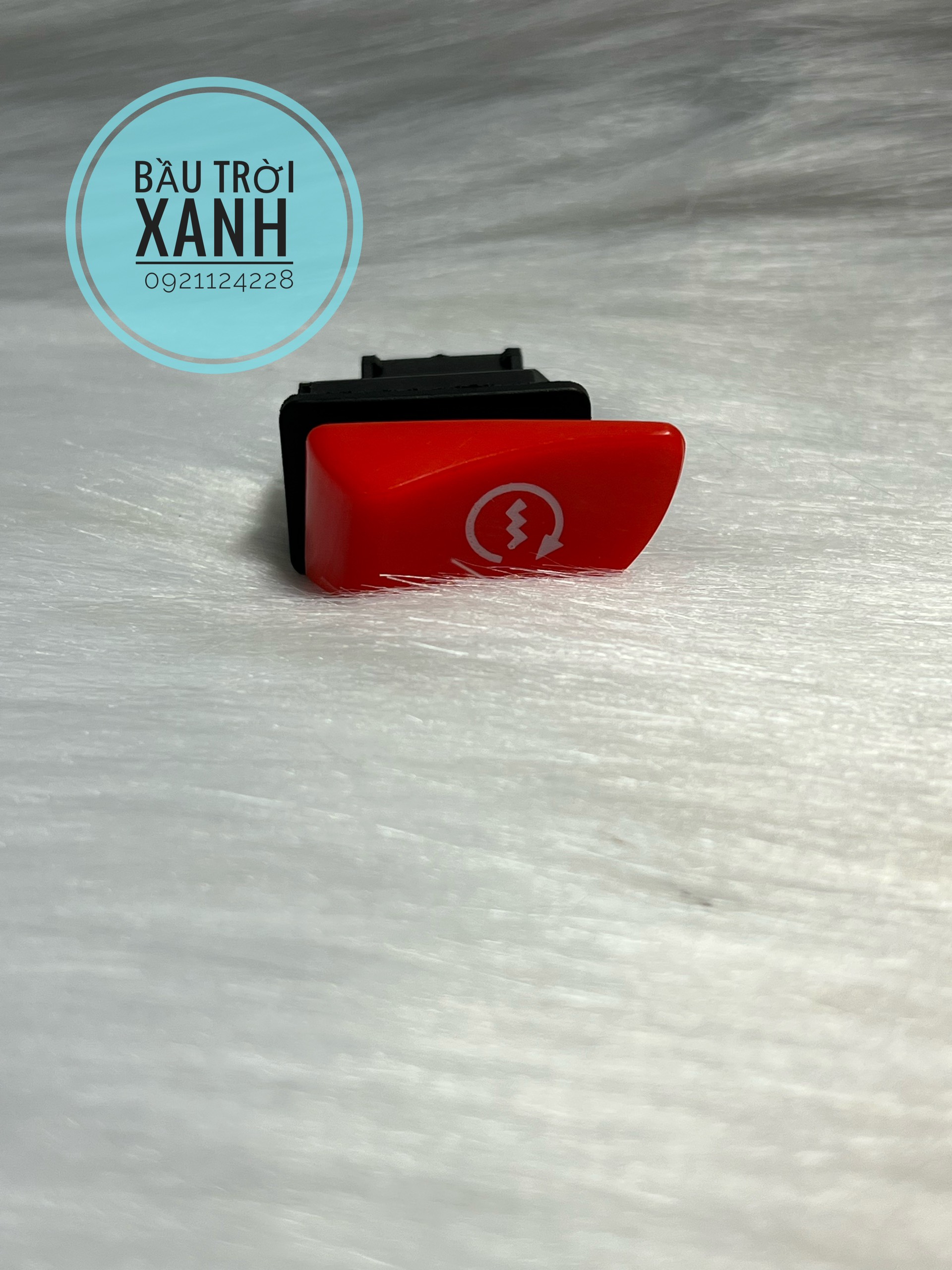 Nút đề màu đỏ gắn xe máy