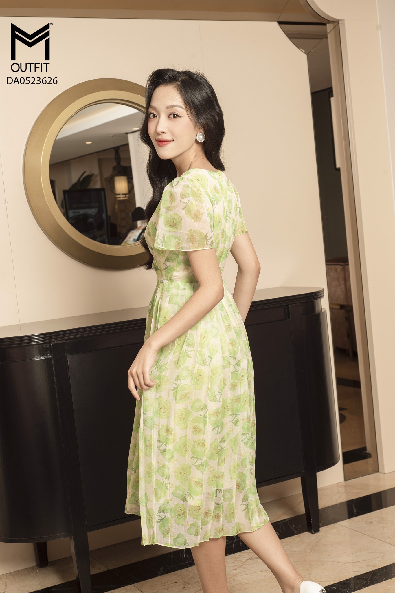 ĐẦM XẾP LY, NƠ NGỰC