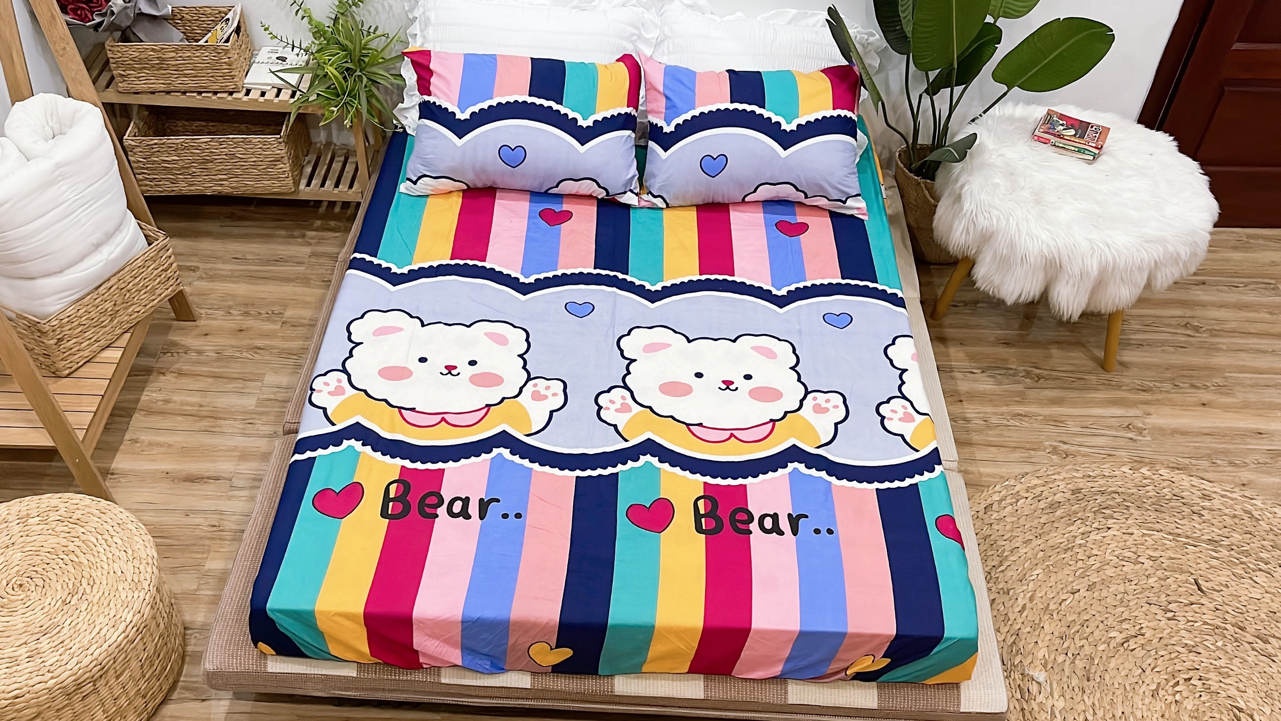 Set Ga Gối Mẫu Gấu Kẻ Sọc P68 ( Gồm 1 ga bo chun, 2 vỏ gối nằm, 1 vỏ ôm )