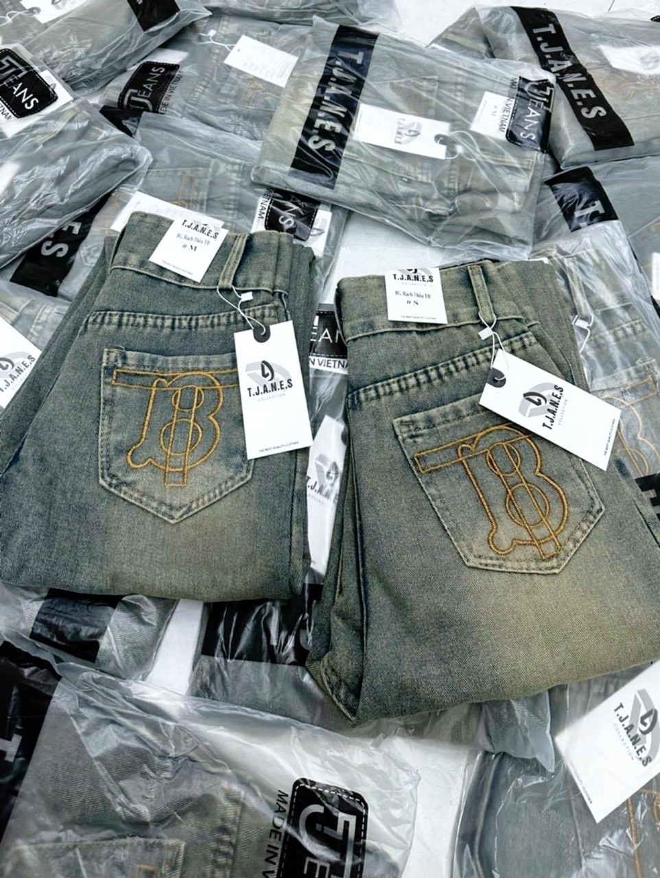 Quần Bò Bagy Rách Logo Thêu Tb