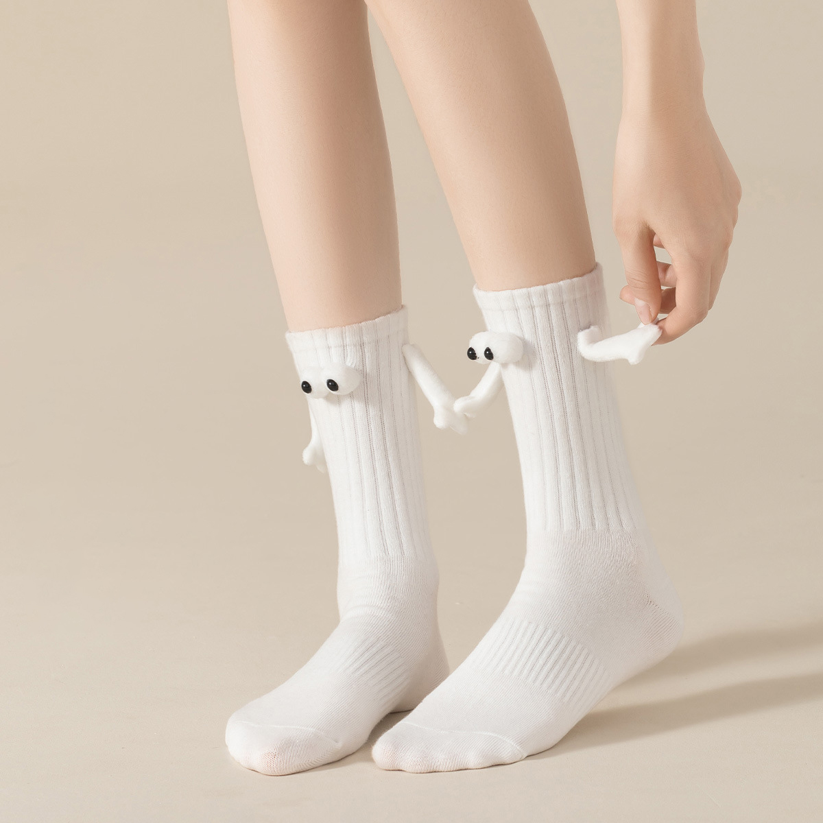 Wenefang%20Fashion%201Pair%20Club%20Celebrity%20Couple%20Socks%20Ins%20Fashion%20Funny%20Creative%20Magnetic%20Attraction%20Hands%20Black%20White%20Cartoon%20Eyes%20Couples%20Socks%20-%20Image%203