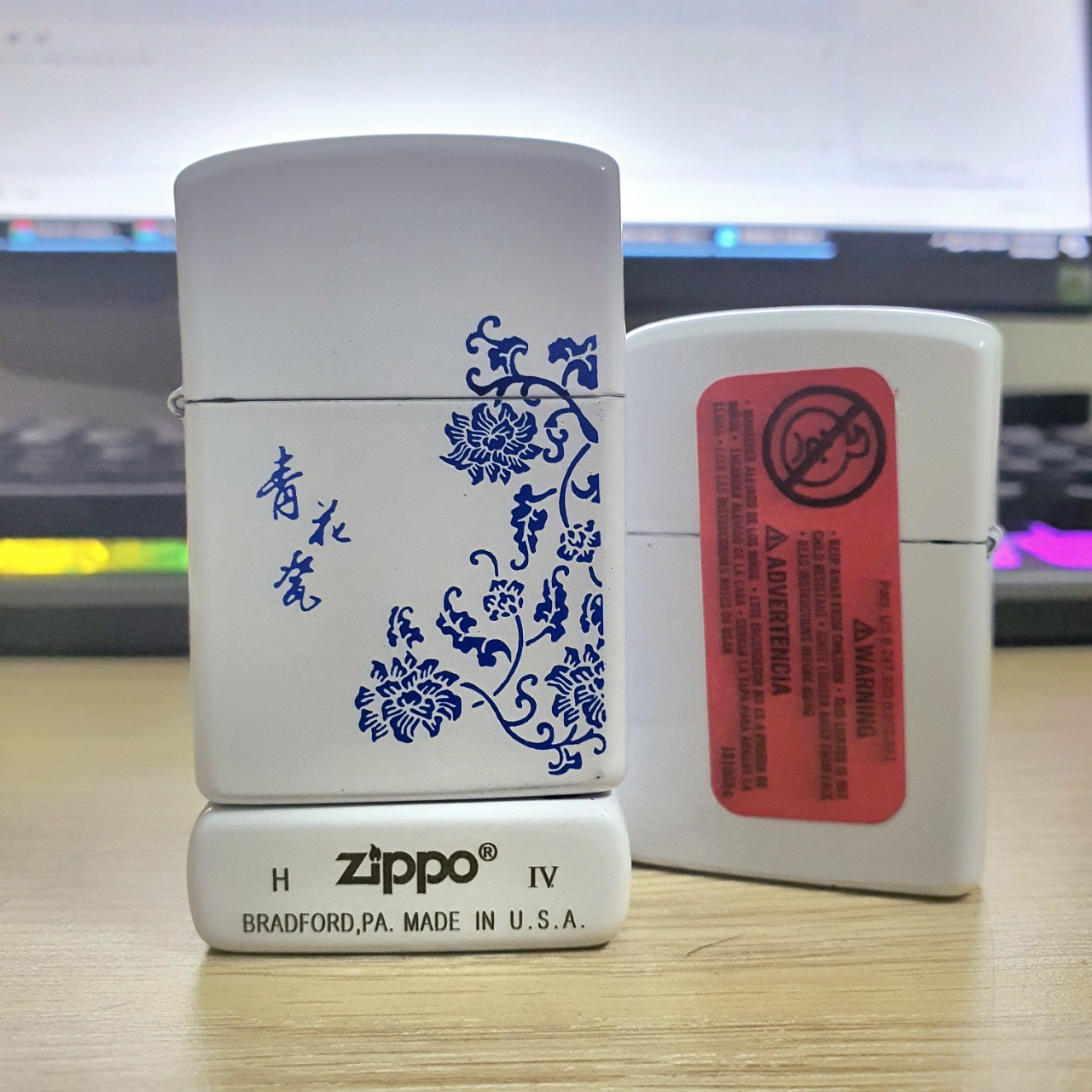 Bật Lửa Zippo Trắng Hoa Văn Xanh Đời La Mã ( Tặng Kèm Đá Bấc )