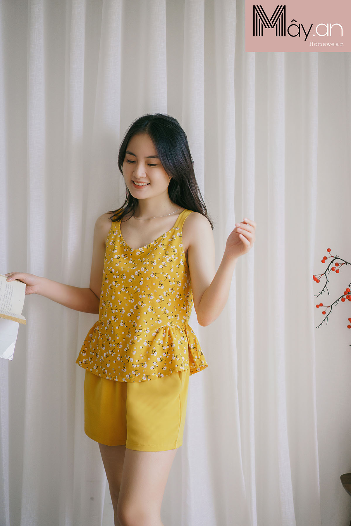 Đồ mặc nhà MÂY áo sát nách coup eo lụa Nhật hoa quần lụa Hàn quốc - Vàng