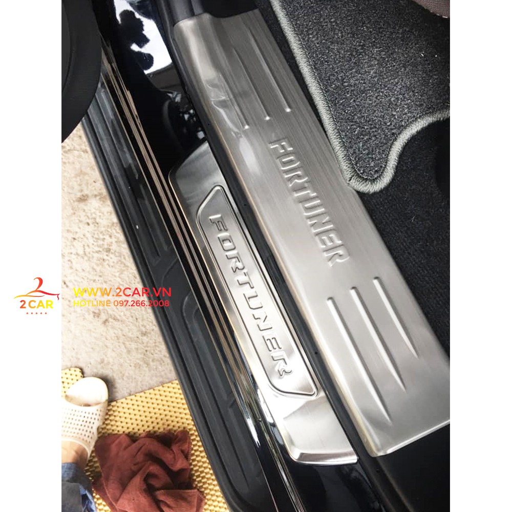 Ốp Bậc Cửa, Nẹp Bước Chân Trong Ngoài Xe Toyota Fortuner 2017- 2021, 2022, 2023 chất liệu Inox