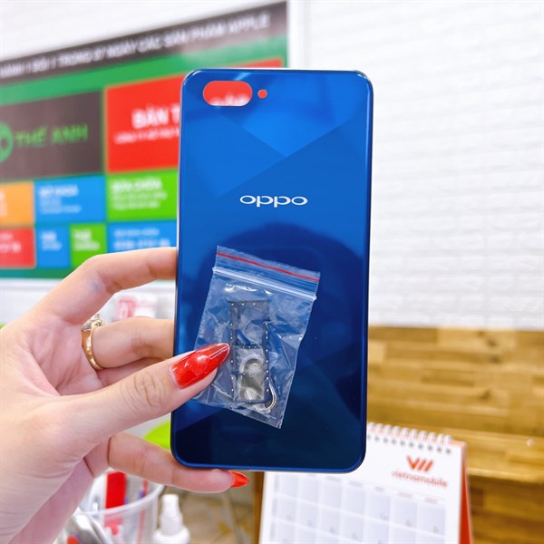 Nắp lưng Oppo A3s chọt sim trên như hình